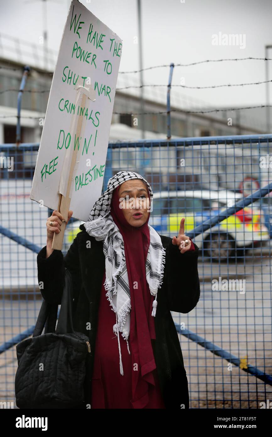 Un partisan du palestinien tient une pancarte aux portes de l'usine. Palestine action occupe le toit de l'industrie italienne de l'armement, le géant Leonardo dans leur usine de Southampton. Leonardo fournit à Israël des avions de combat et des armes qui sont actuellement utilisés à Gaza. Palestine action exige que les compagnies d’armement qui fournissent des armes à Israël soient fermées définitivement. Ils ont annoncé que les entreprises vendant des armes aux Forces de défense israéliennes et à leurs partenaires seraient visées par une action directe. Ces actions visent à mettre en lumière le sort des Palestiniens à Gaza et Banque D'Images