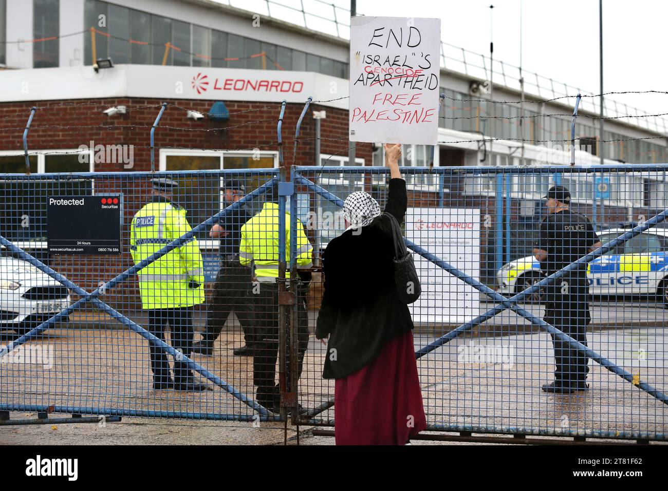 Un partisan de la cause palestinienne tient une pancarte aux portes de l'usine. Palestine action occupe le toit de l'industrie italienne de l'armement, le géant Leonardo dans leur usine de Southampton. Leonardo fournit à Israël des avions de combat et des armes qui sont actuellement utilisés à Gaza. Palestine action exige que les compagnies d’armement qui fournissent des armes à Israël soient fermées définitivement. Ils ont annoncé que les entreprises vendant des armes aux Forces de défense israéliennes et à leurs partenaires seraient visées par une action directe. Ces actions visent à mettre en lumière le sort des Palestiniens à gaz Banque D'Images