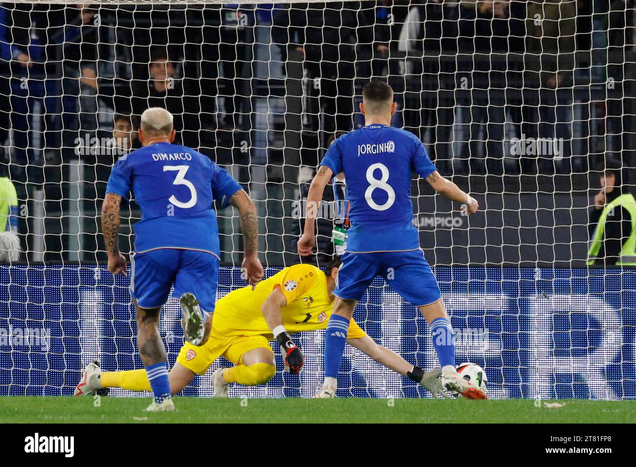 Rome, Italie. 17 novembre 2023. Stole Dimitrievski, centre, gardien de but de Macédoine du Nord, sauve un penalty lancé par Jorginho, à droite, d'Italie, lors du match de qualification de l'UEFA Euro 2024 entre l'Italie et la Macédoine du Nord au Stade Olympique, Rome, Italie, le 17 novembre 2023. Crédit : Riccardo de Luca - Update Images/Alamy Live News Banque D'Images