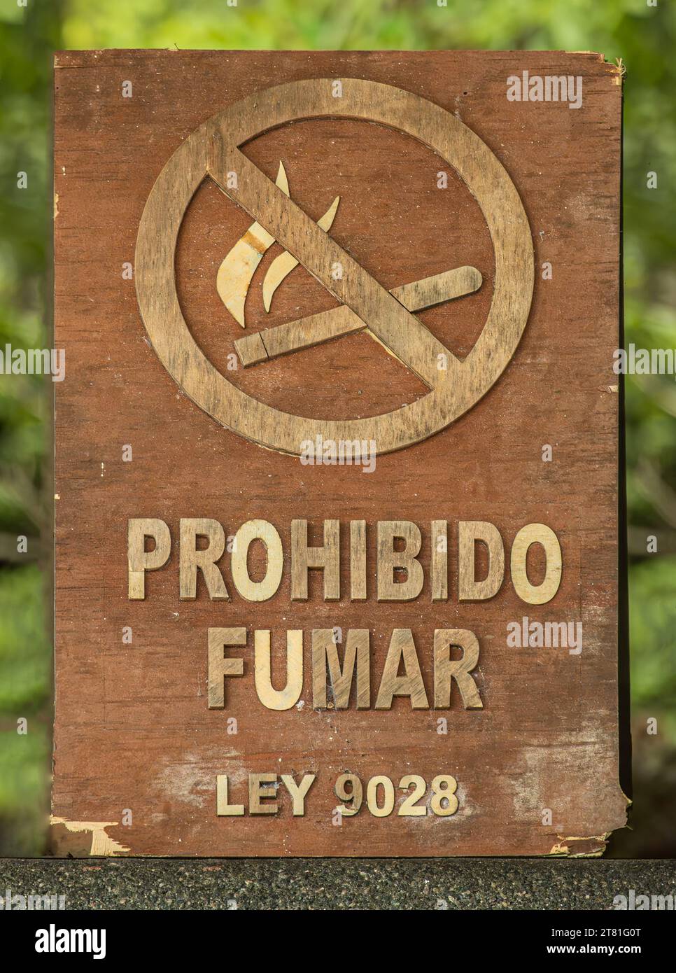 Costa Rica, Parque Nacional Carara - 22 juillet 2023 pancarte non-fumeurs du Costa Rica avec mention de la loi 9028 en espagnol unilingue Banque D'Images