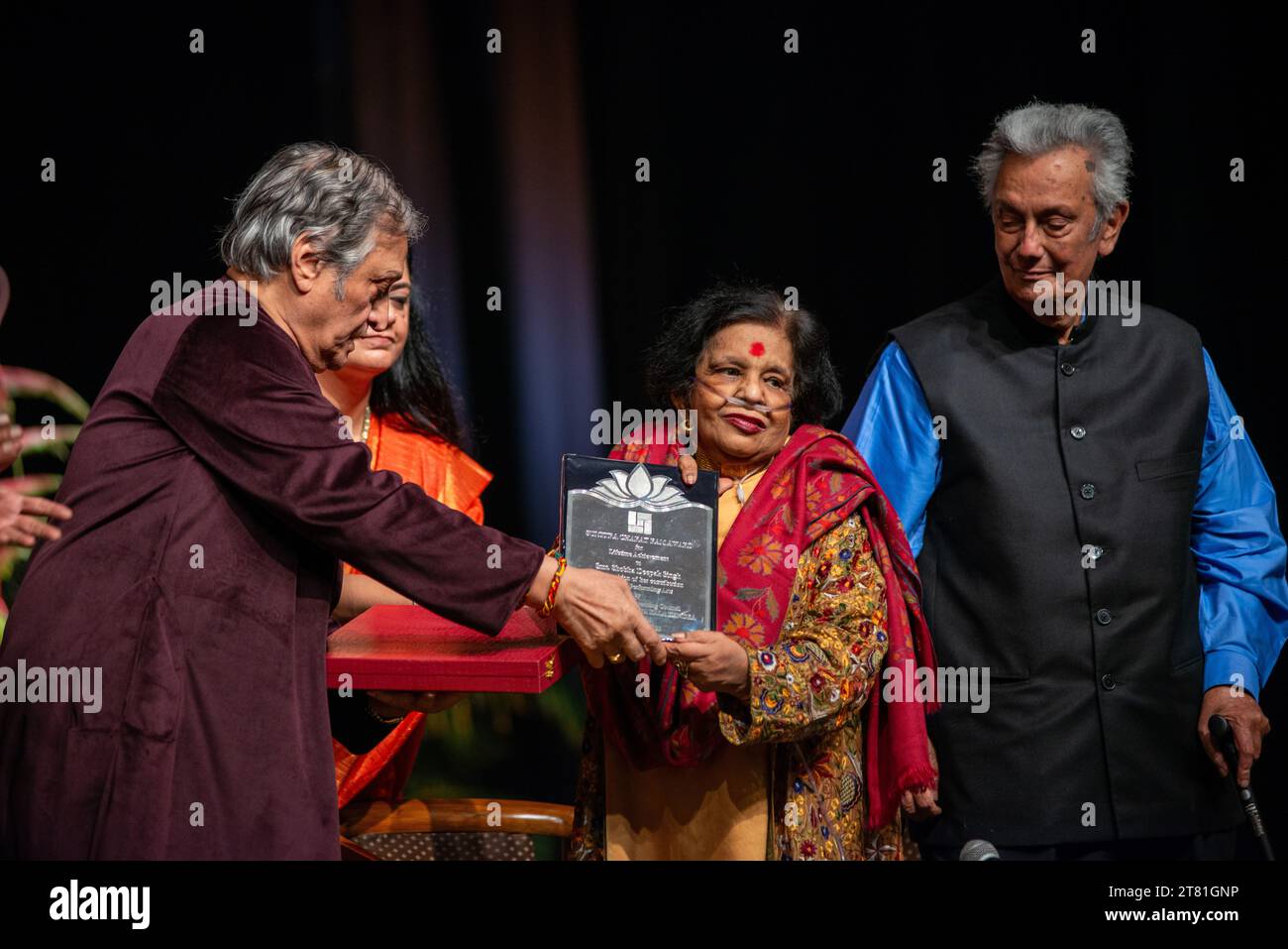 New Delhi, Inde. 17 novembre 2023. (G à D) Ustad Amjad Ali Khan présente le Sumitra Charat RAM Award for Lifetime Achievement à (au centre) Shobha Deepak Singh (extrême droite) aux côtés de Deepak Singh (mari de Shobha Deepak Singh) lors d'un événement pour le Sumitra Charat RAM Award for Lifetime Achievement 2023 à Kamani Auditorium. Sumitra Charat RAM était un mécène des arts indiens, impresario, et le fondateur de Shriram Bharatiya Kala Kendra, fondée en 1952. Crédit : SOPA Images Limited/Alamy Live News Banque D'Images