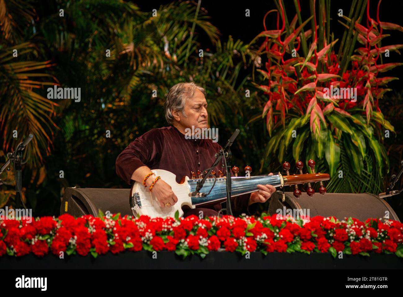 New Delhi, Inde. 17 novembre 2023. Le musicien classique indien Ustad Amjad Ali Khan se produit lors d'un événement pour le Sumitra Charat RAM Award for Lifetime Achievement 2023 au Kamani Auditorium, New Delhi, Inde. Sumitra Charat RAM était un mécène des arts indiens, impresario, et le fondateur de Shriram Bharatiya Kala Kendra, fondée en 1952. Crédit : SOPA Images Limited/Alamy Live News Banque D'Images