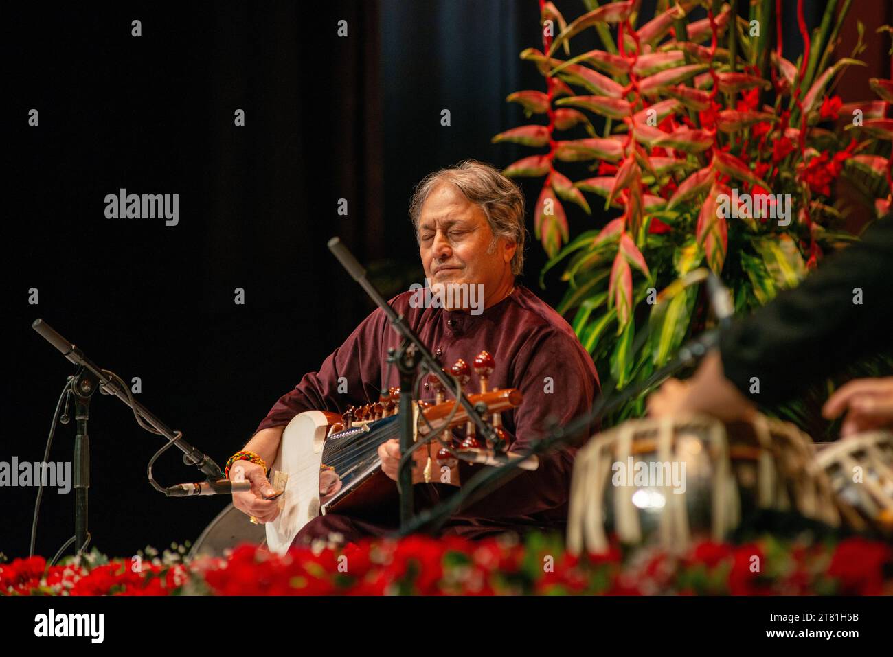 New Delhi, Inde. 17 novembre 2023. Le musicien classique indien Ustad Amjad Ali Khan se produit lors d'un événement pour le Sumitra Charat RAM Award for Lifetime Achievement 2023 au Kamani Auditorium. Sumitra Charat RAM était un mécène des arts indiens, impresario, et le fondateur de Shriram Bharatiya Kala Kendra, fondée en 1952. (Photo Pradeep Gaur/SOPA Images/Sipa USA) crédit : SIPA USA/Alamy Live News Banque D'Images