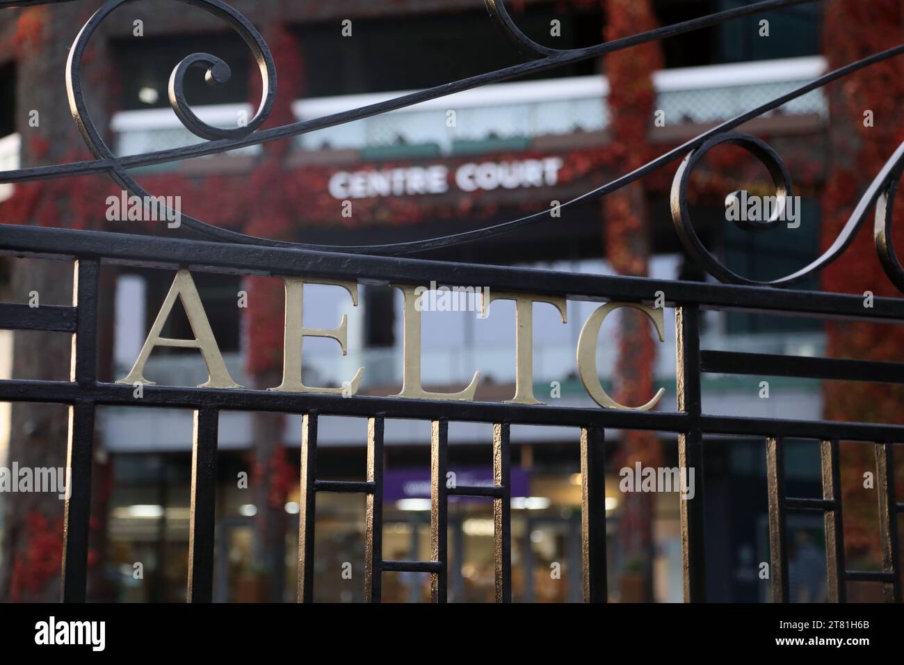 Wimbledon, Royaume-Uni – 17 novembre 2023 : vue sur le court central de Wimbledon, avec les portes du All England Lawn tennis Club au premier plan Banque D'Images