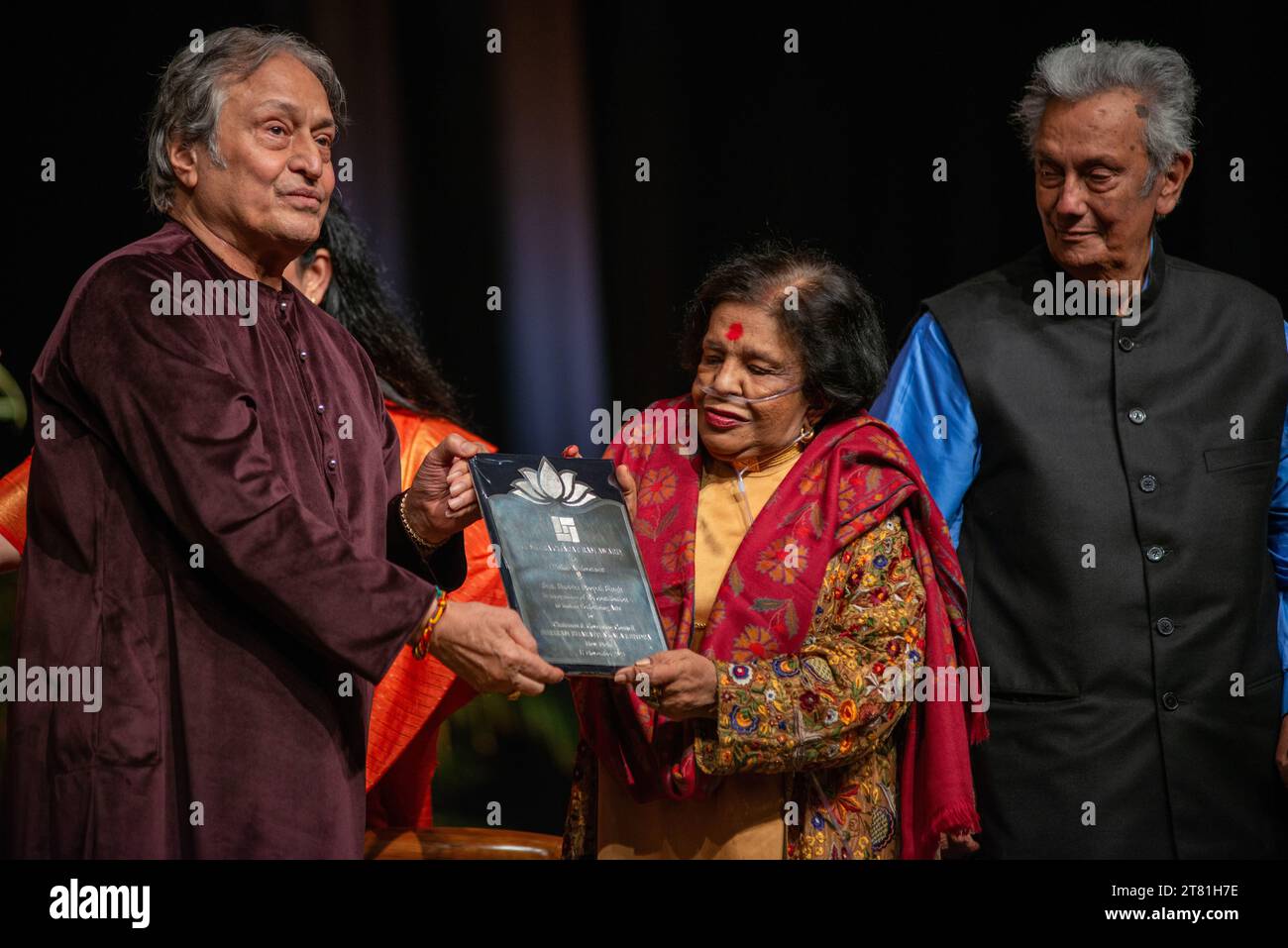 New Delhi, Inde. 17 novembre 2023. (G à D) Ustad Amjad Ali Khan présente le Sumitra Charat RAM Award for Lifetime Achievement à (au centre) Shobha Deepak Singh (extrême droite) aux côtés de Deepak Singh (mari de Shobha Deepak Singh) lors d'un événement pour le Sumitra Charat RAM Award for Lifetime Achievement 2023 à Kamani Auditorium. Sumitra Charat RAM était un mécène des arts indiens, impresario, et le fondateur de Shriram Bharatiya Kala Kendra, fondée en 1952. (Photo Pradeep Gaur/SOPA Images/Sipa USA) crédit : SIPA USA/Alamy Live News Banque D'Images