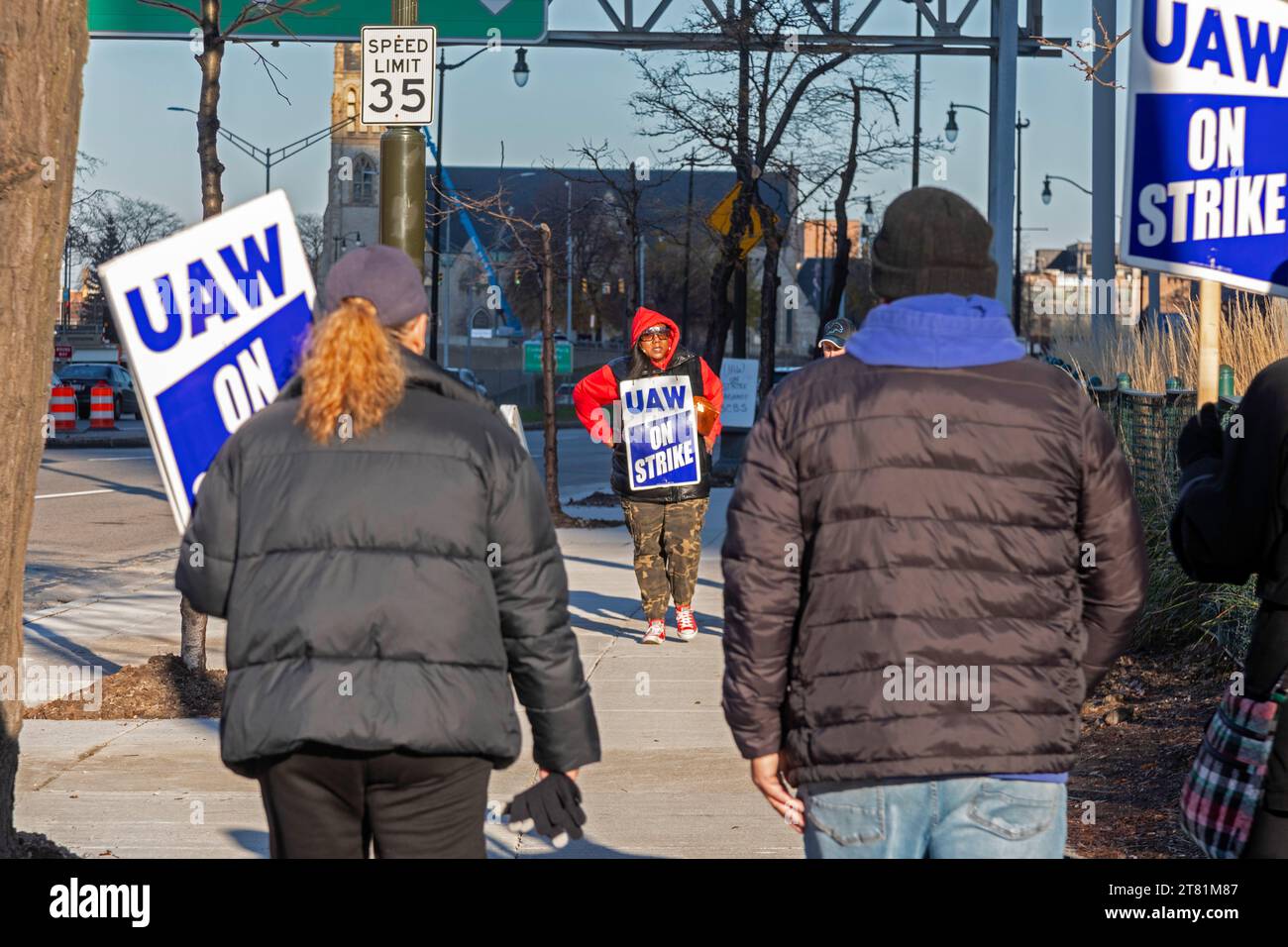 Detroit, Michigan - les travailleurs de Blue Cross Blue Shield, membres des United Auto Workers, marchent sur la ligne de piquetage alors que leur grève approche de la fin de celle-ci Banque D'Images