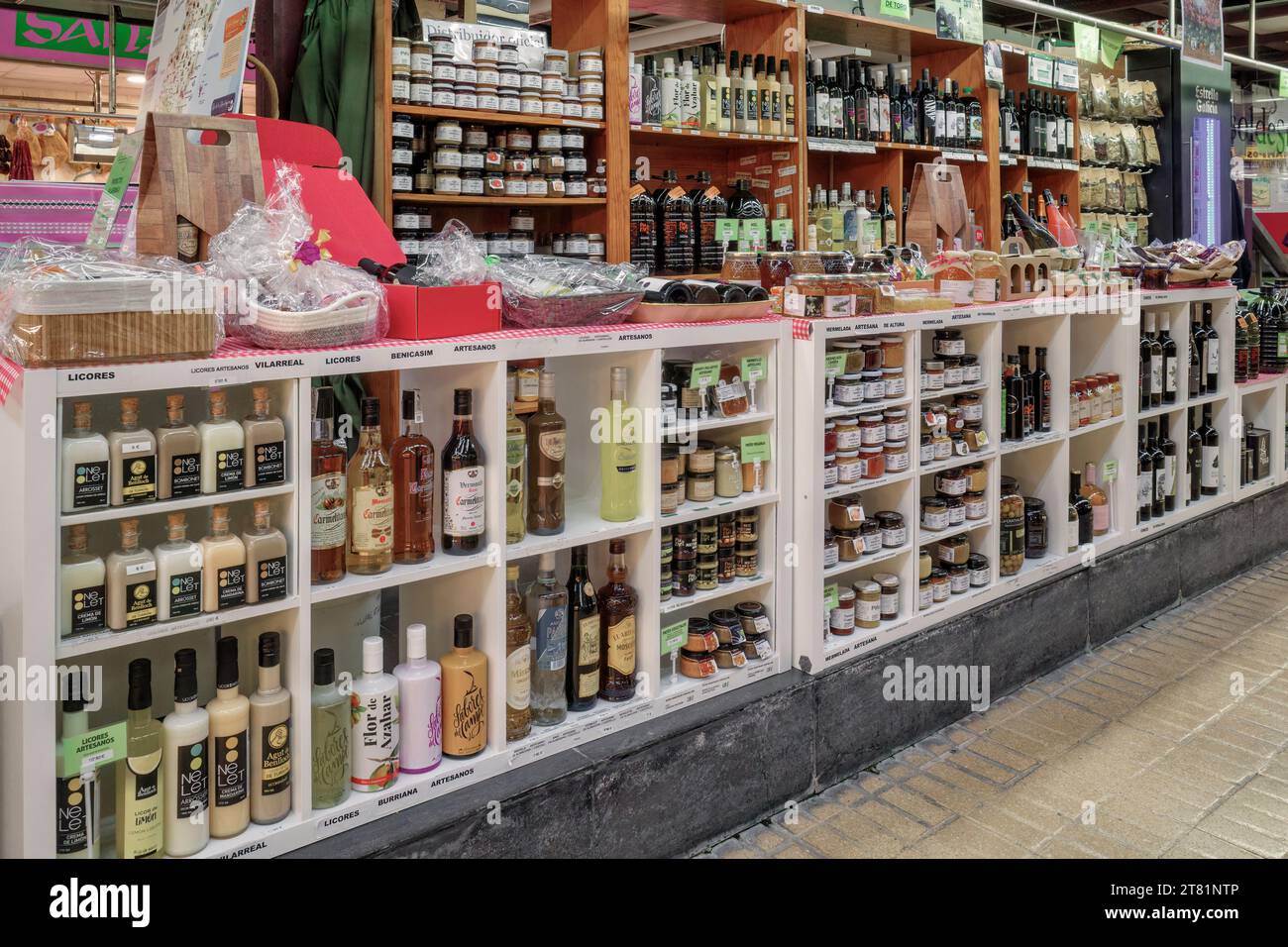 Les gens achètent de la nourriture sur les étals du marché central couvert, dans la ville de Castellon. Communauté valencienne, Espagne, Europe Banque D'Images