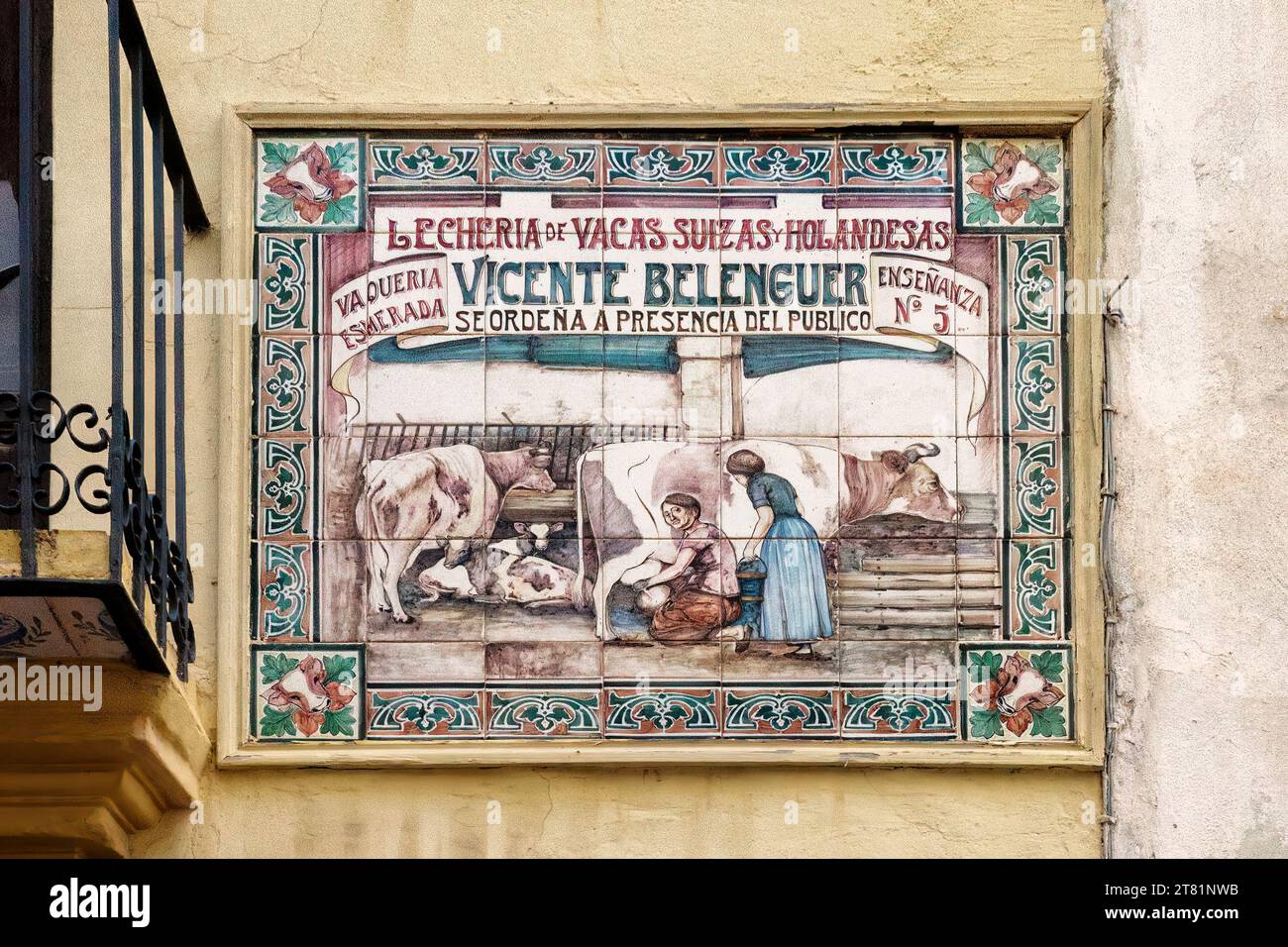 Murale en tuile d'une laiterie de vaches suisses et hollandaises, Vaqueria Esmeralda, Vicente Belenguer, façade sur la route céramique de la ville de Castellon, Espagne. Banque D'Images