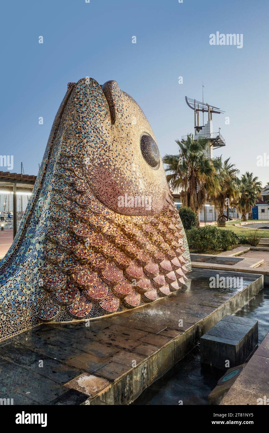 Poisson en céramique dans une fontaine à El Grao de la ville de Castellon, Espagne Banque D'Images