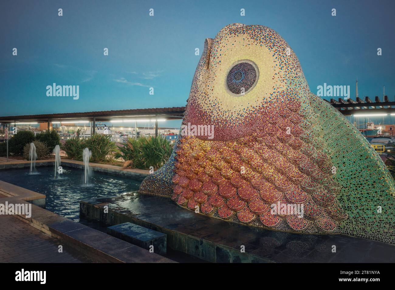 Poisson en céramique dans une fontaine à El Grao de la ville de Castellon, Espagne Banque D'Images