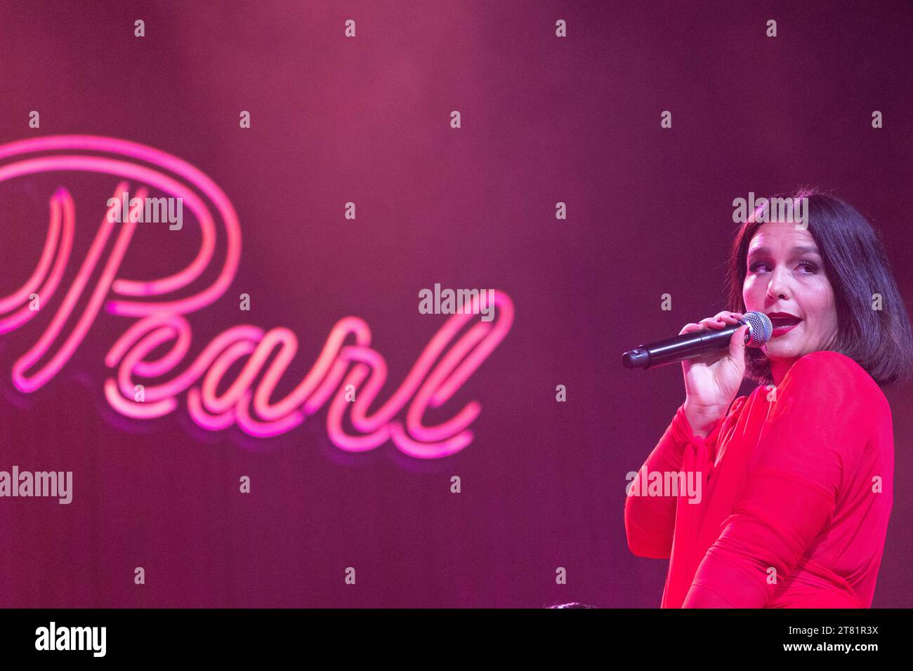 Londres, Royaume-Uni. 17 novembre 2023. La chanteuse Jessie Ware se produit à Alexandra Palace dans le cadre de Her That! Se sent bien ! Visite. Crédit : Katie Collins/EMPICS/Alamy Live News Banque D'Images