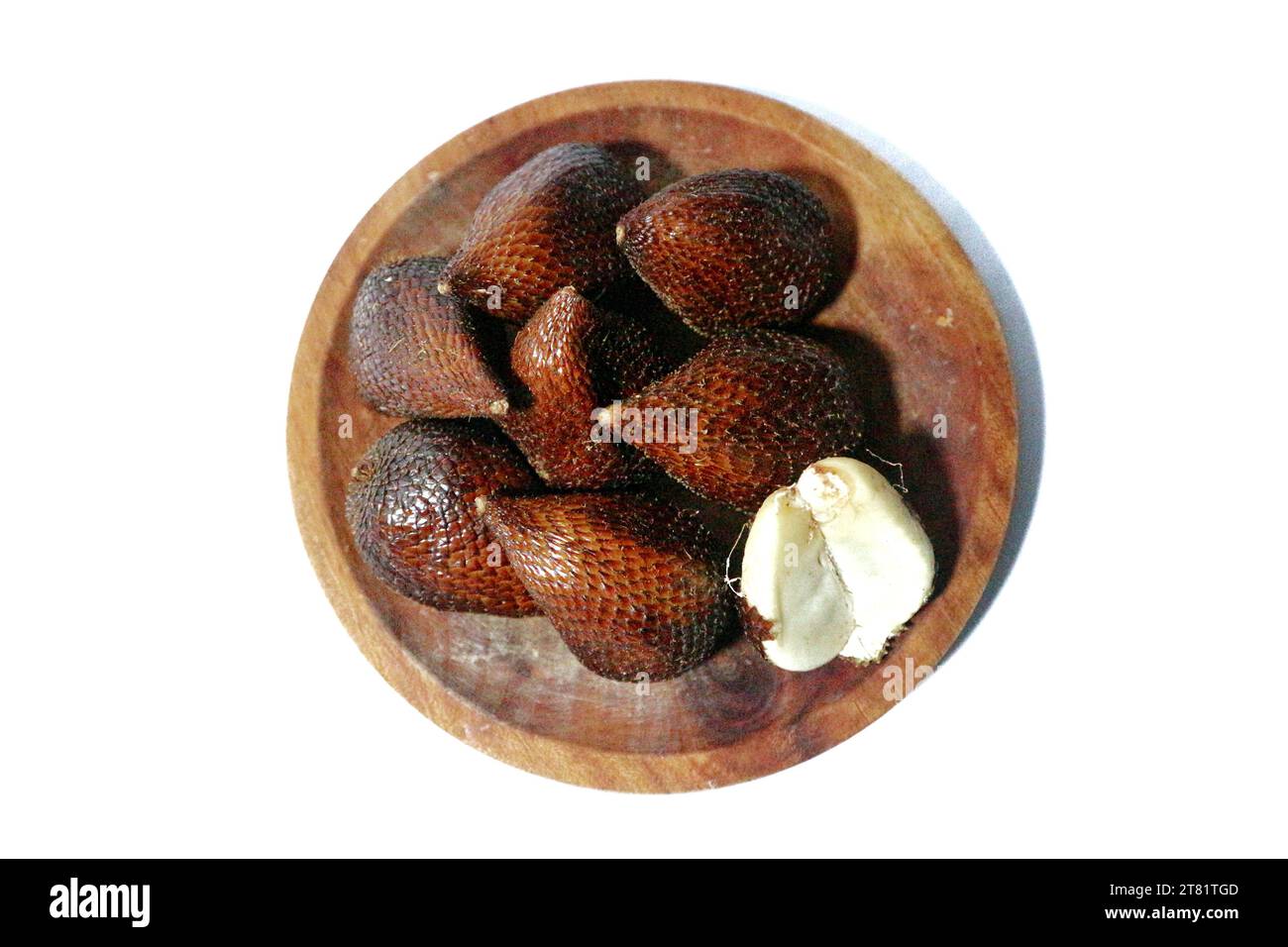 fruit de salak ou fruit de serpent dans une assiette en bois, isolé sur un fond blanc Banque D'Images