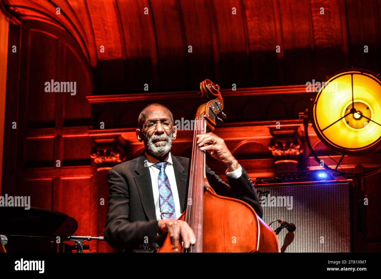 Ron carter, la légende du jazz trois fois récompensé par un Grammy Award et le bassiste de jazz le plus enregistré de l’histoire, a fait sa première apparition au Royaume-Uni en plus de huit ans avec son Quartet « Foursight ». Le groupe comprend le batteur Payton Crossley, le saxophoniste ténor Jimmy Green et la pianiste vedette Renee Rosnes. Banque D'Images