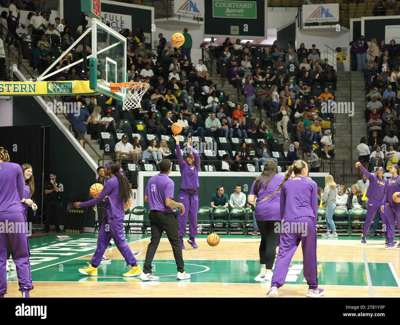 Hammond, États-Unis. 17 novembre 2023. Les Lady Tigers de la LSU s'échauffent avant le début d'un match féminin de basket-ball universitaire au University Center de Hammond, Louisiane, le vendredi 17 novembre 2023. (Photo de Peter G. Forest/Sipa USA) crédit : SIPA USA/Alamy Live News Banque D'Images