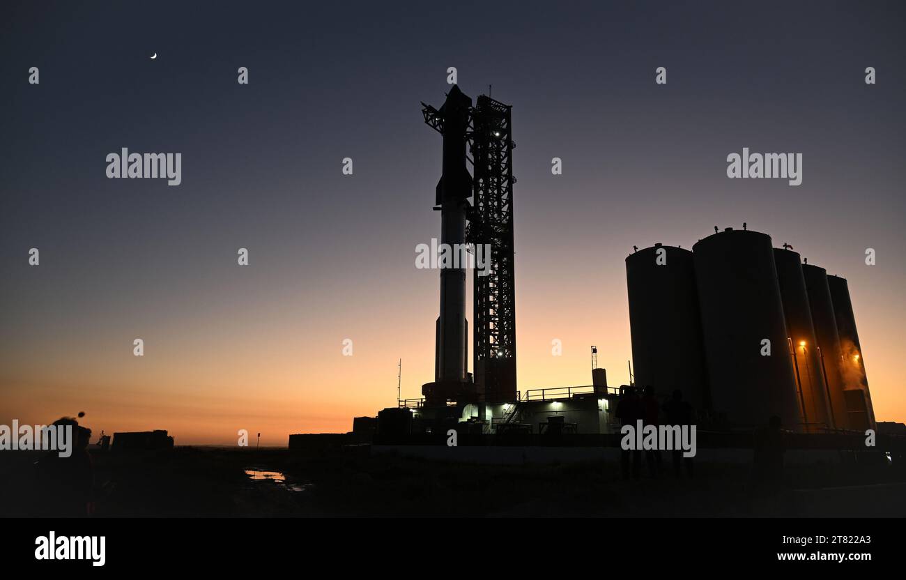 Le SpaceX 'Starship' se trouve sur le booster Super Heavy pour son deuxième vol d'essai depuis orbital Launch Pad 1 à l'installation Starbase de la société à Boca Chica, TX. Le vendredi 17 novembre 2023. Photo de Joe Marino/UPI crédit : UPI/Alamy Live News Banque D'Images