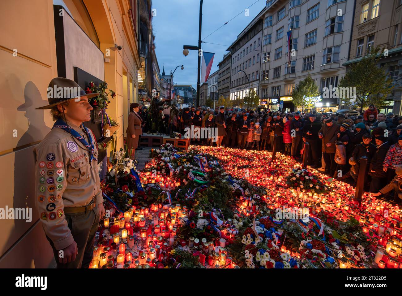Boy scout en uniforme comme garde d'honneur au mémorial de la Révolution de velours vu que les gens allument des bougies pour commémorer le 34e anniversaire de la Révolution de velours de 1989 dans la rue Narodni à Prague. La République tchèque a célébré le 34e anniversaire de la Révolution de velours en commémorant les événements du 17 novembre 1989, lorsque, après la répression d'une manifestation étudiante à la rue Narodni, le régime communiste s'est rapidement effondré. Le dramaturge et militant des droits humains Vaclav Havel est devenu président peu après la chute du régime communiste. Banque D'Images