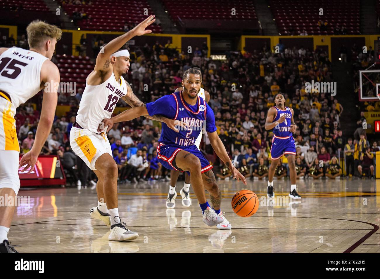 Umass Lowell River Hawks garde Ayinde Hikim (2) conduit au panier dans la première moitié du match de basket-ball de la NCAA contre Arizona State à Tempe, Ari Banque D'Images