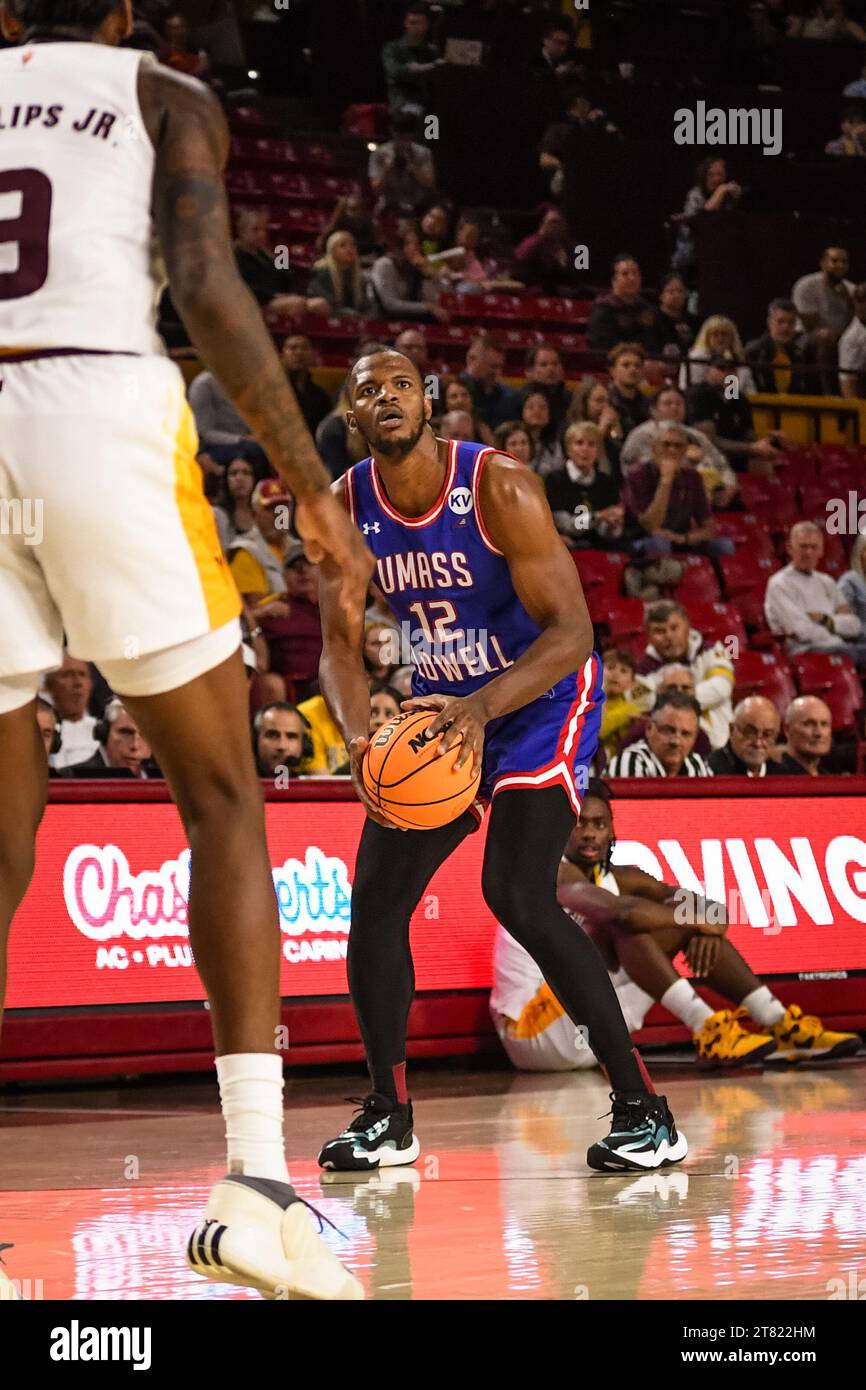 L’attaquant de l’umass Lowell River Hawks, Abdoul Karim Coulibaly (12), tire à trois pointeurs dans la première moitié du match de basketball de la NCAA contre Arizona Stat Banque D'Images