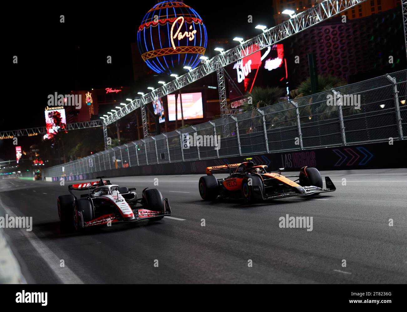 Las Vegas, États-Unis. 17 novembre 2023. 20 MAGNUSSEN Kevin (den), Haas F1 Team VF-23 Ferrari, 04 NORRIS Lando (gbr), McLaren F1 Team MCL60, action lors du Grand Prix de Formule 1 Heineken Silver Las Vegas 2023, 21e manche du Championnat du monde de Formule 1 2023 du 17 au 19 novembre 2023 sur le circuit du Strip de Las Vegas, à Las Vegas, États-Unis crédit : Independent photo Agency/Alamy Live News Banque D'Images