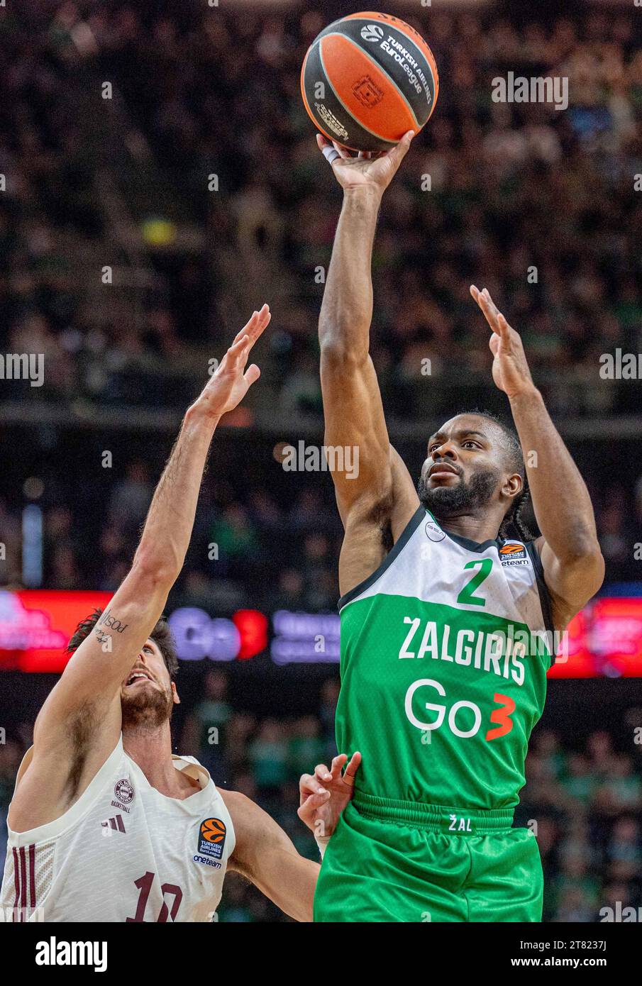 Kaunas, Lituanie. 17 novembre 2023. Keenan Evans (à droite) de Zalgiris Kaunas tire lors du match de la 9e ronde entre Zalgiris Kaunas et le FC Bayern Munich à Euroleague basket à Kaunas, Lituanie, le 17 novembre 2023. Crédit : Alfredas Pliadis/Xinhua/Alamy Live News Banque D'Images