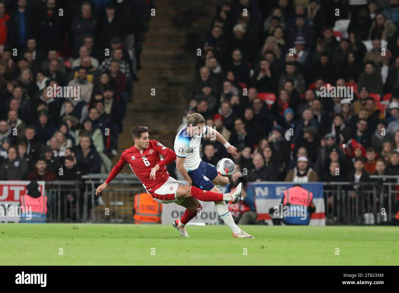 Londres, Royaume-Uni. 17 novembre 2023. Connor Gallagher (Angleterre) et Matthew Guillaumier (Malte) concourent pour le ballon lors du match de qualification de l'UEFA EURO 2024 entre l'Angleterre et Malte au stade de Wembley, Londres, Angleterre, le 17 novembre 2023. Photo de Joshua Smith. Usage éditorial uniquement, licence requise pour un usage commercial. Aucune utilisation dans les Paris, les jeux ou les publications d'un seul club/ligue/joueur. Crédit : UK Sports pics Ltd/Alamy Live News Banque D'Images