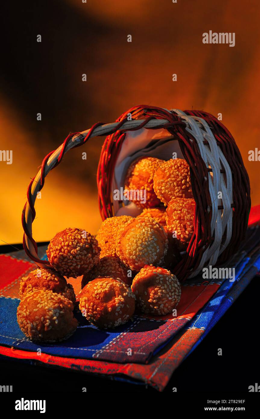 Le ngakak onde-onde est un snack javanais traditionnel à base de farine de riz et de sésame Banque D'Images