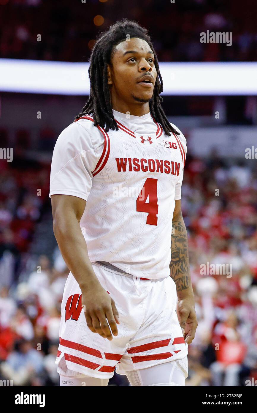 Madison, WISCONSIN, États-Unis. 17 novembre 2023. Les Badgers du Wisconsin gardent Kamari McGee (4) lors du match de basket-ball de la NCAA entre les Colonials de Robert Morris et les Badgers du Wisconsin au Kohl Center de Madison, WISCONSIN. Darren Lee/CSM/Alamy Live News Banque D'Images