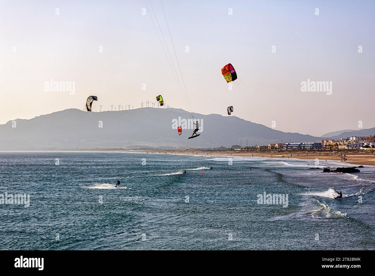 Kitesurfers profitant du vent, côte, Tarifa, Playa de Los lances, détroit de Gibraltar, Costa de la Luz, Andalousie, Espagne Banque D'Images