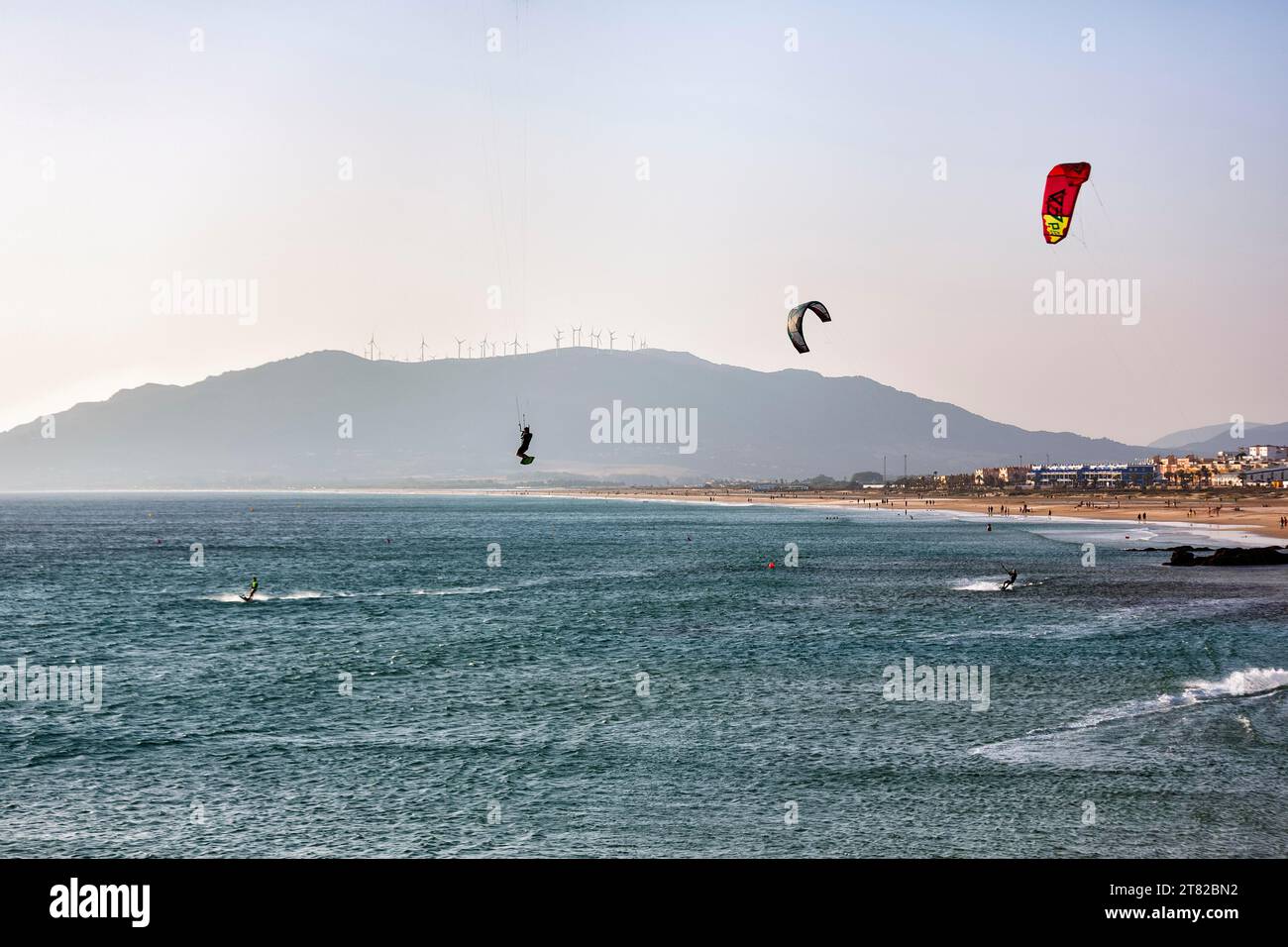 Kitesurfers profitant du vent, côte, Tarifa, Playa de Los lances, détroit de Gibraltar, Costa de la Luz, Andalousie, Espagne Banque D'Images