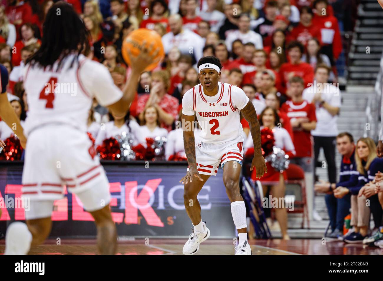 Madison, WISCONSIN, États-Unis. 17 novembre 2023. Les Badgers du Wisconsin gardent AJ Storr (2) anticipant la passe du garde Kamari McGee (4) lors du match de basket-ball de la NCAA entre les Colonials de Robert Morris et les Badgers du Wisconsin au Kohl Center à Madison, WI. Darren Lee/CSM/Alamy Live News Banque D'Images