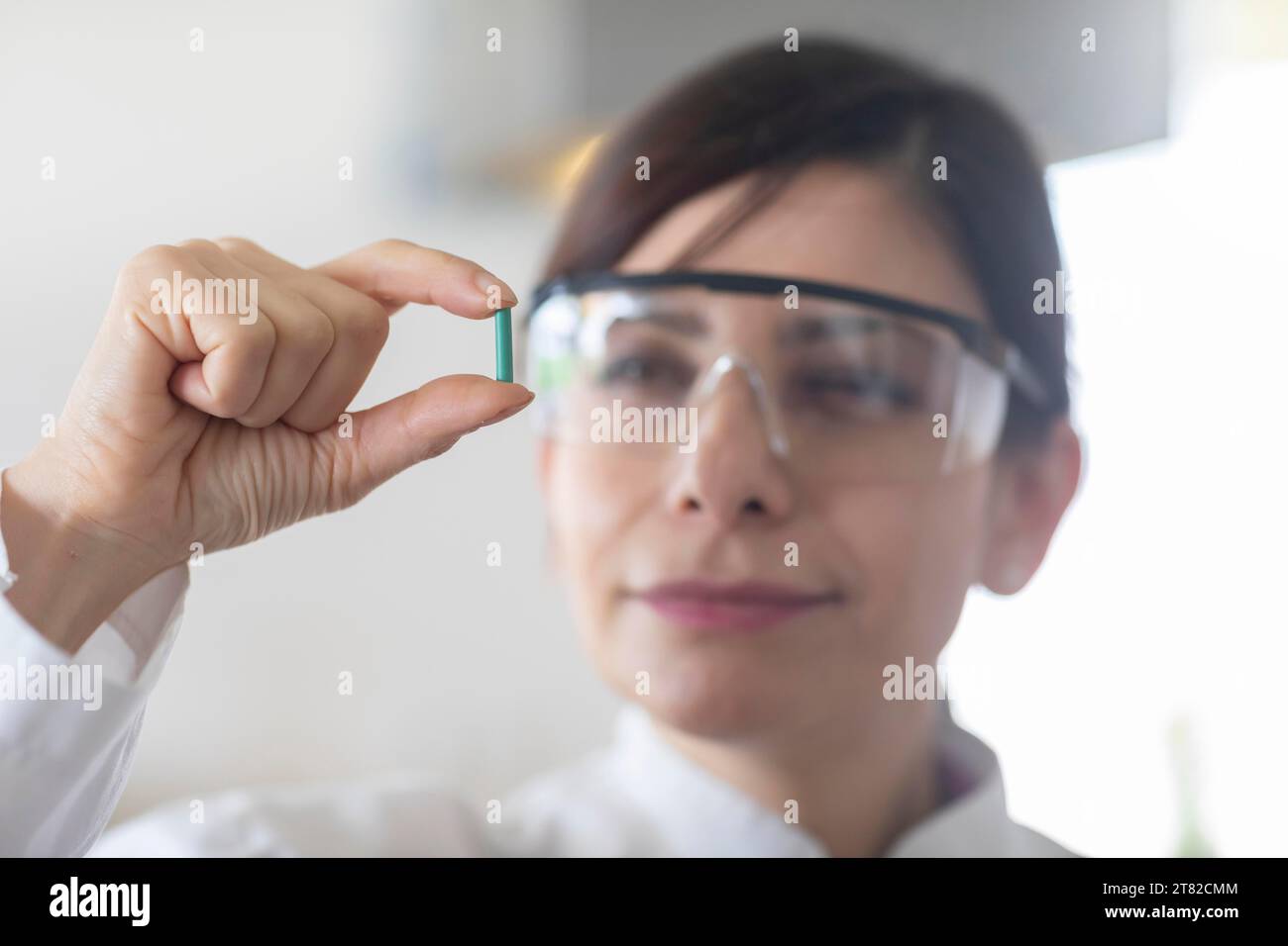 Scientifique avec une partie verte dans sa main protection de l'environnement Banque D'Images