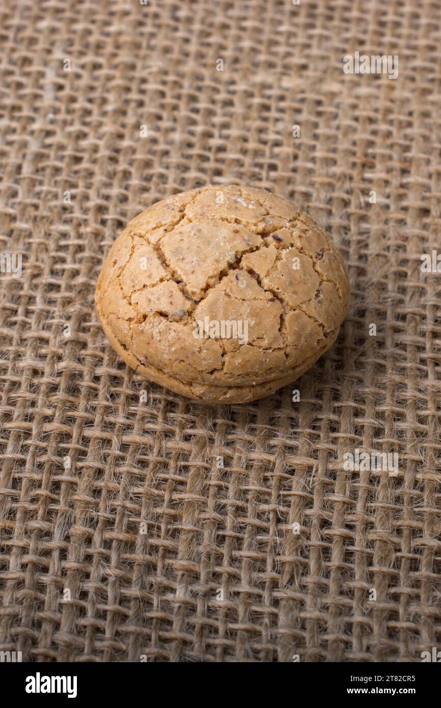 Amande turc cookie dans la main sur une toile de lin Banque D'Images