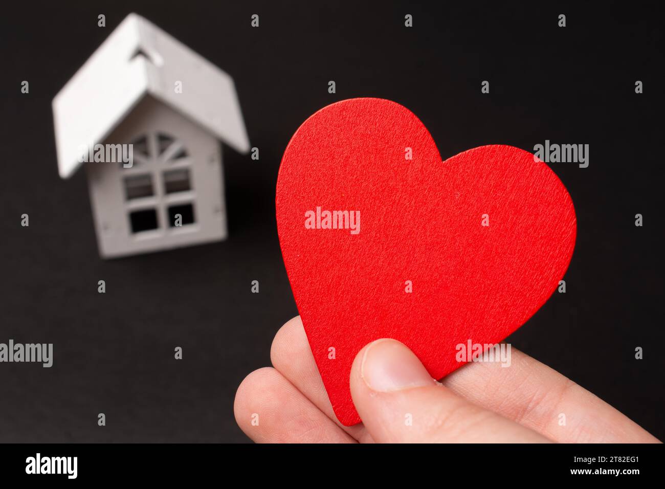 Amour coeur et modèle de maison en bois. Concept de communauté saine ensemble Banque D'Images