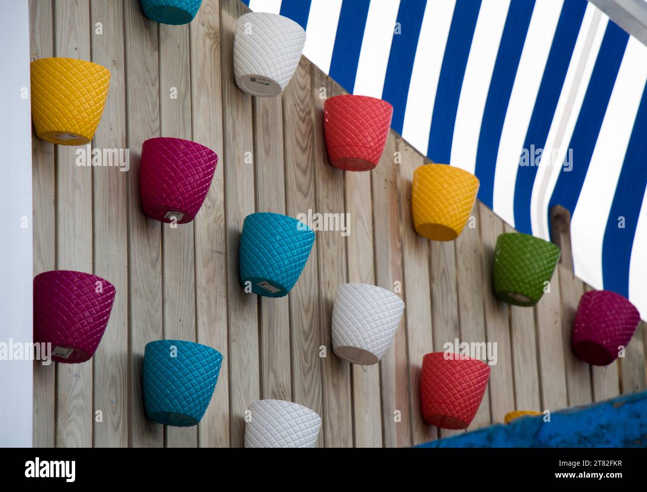 Ensemble de pots de fleurs multicolores comme un équipement de jardinage Banque D'Images