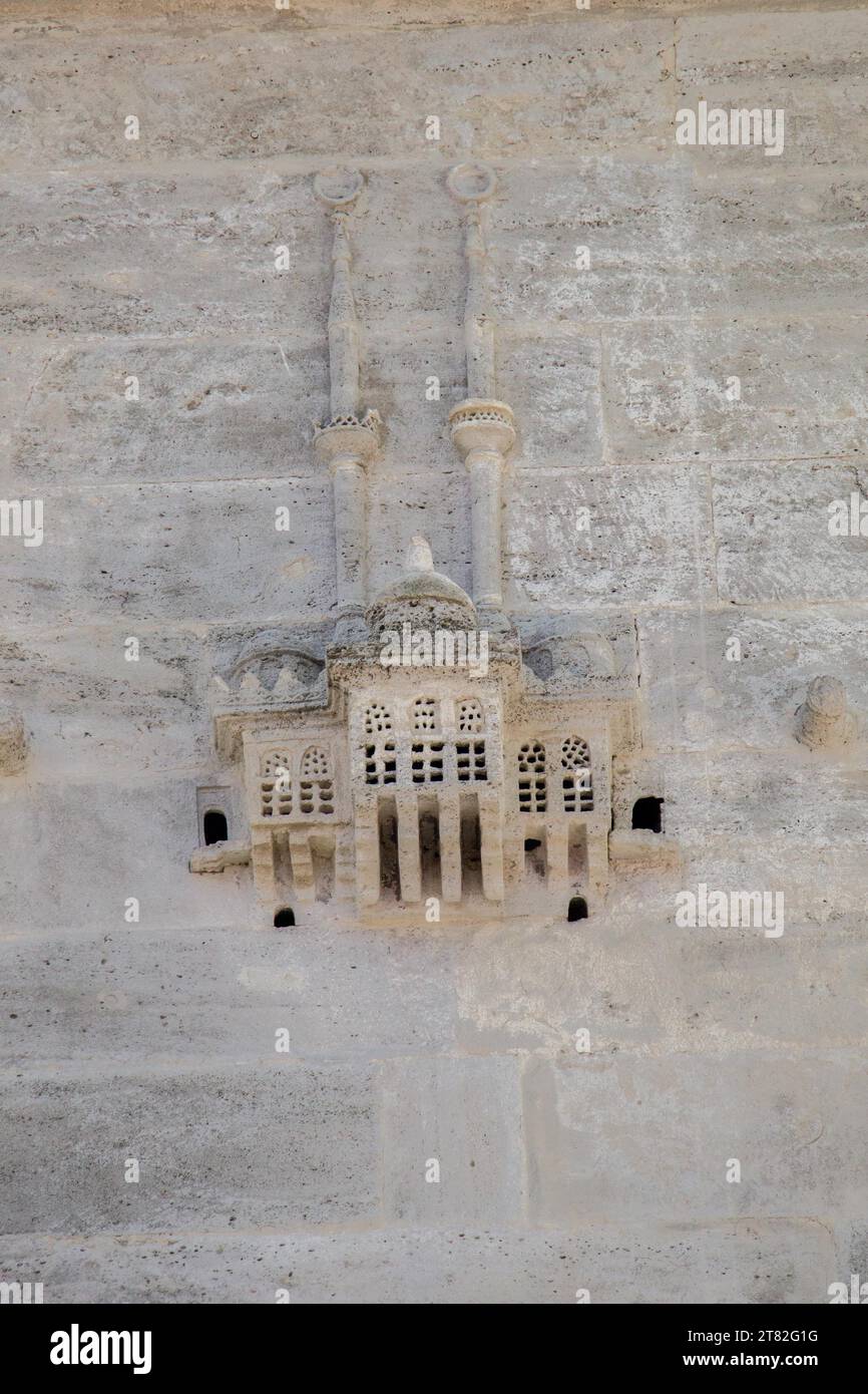 Ancienne maison d'oiseaux sur le mur de la mosquée ottomane Banque D'Images