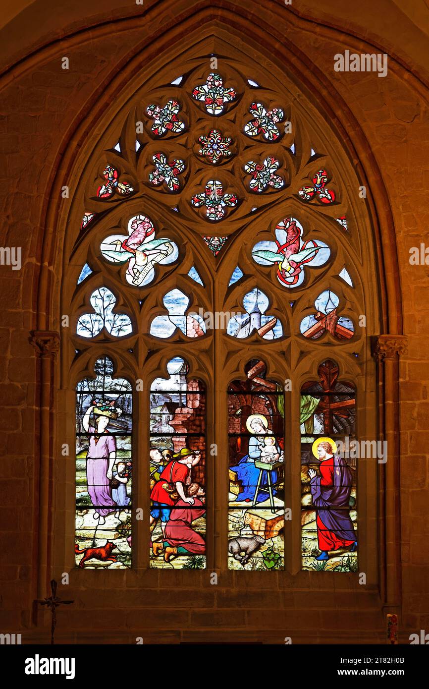 Vitrail coloré représentant la naissance de Jésus, Marie avec l'enfant Jésus, St. Cathédrale de Corentin, Quimper aussi Kemper, Bretagne, France Banque D'Images