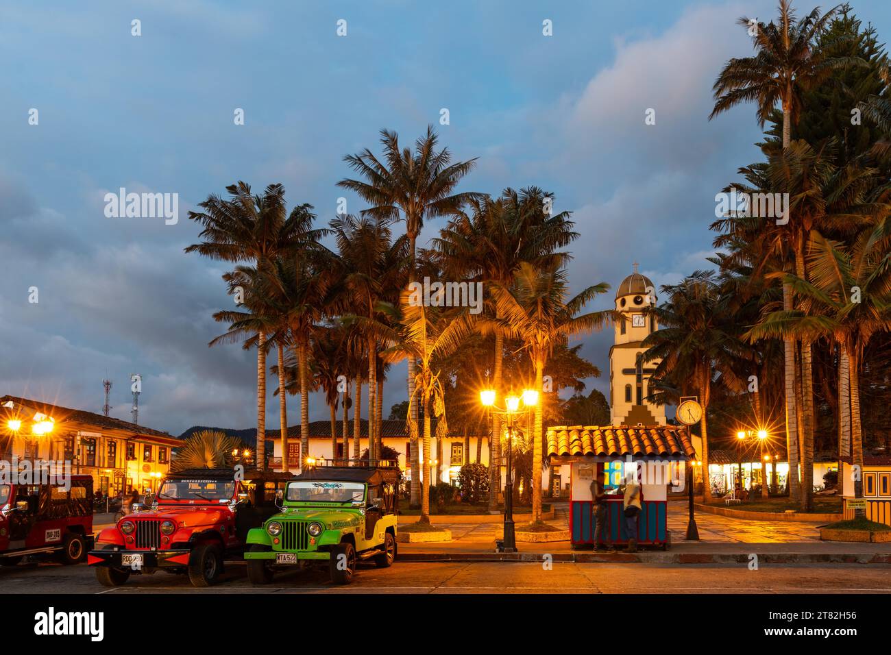 Église notre-Dame de Carmen, palmiers, véhicule hors route, heure bleue, Plaza de Bolivar Salento, Salento, Quindio, Colombie Banque D'Images