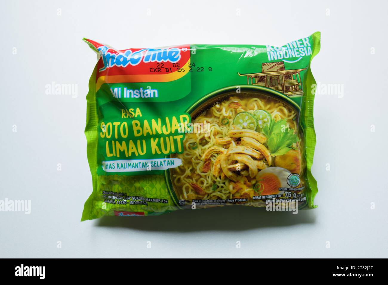 Indomie soto banjar limau kuit en fond blanc isolé. Bekasi, Indonésie, 18 novembre 2023 Banque D'Images