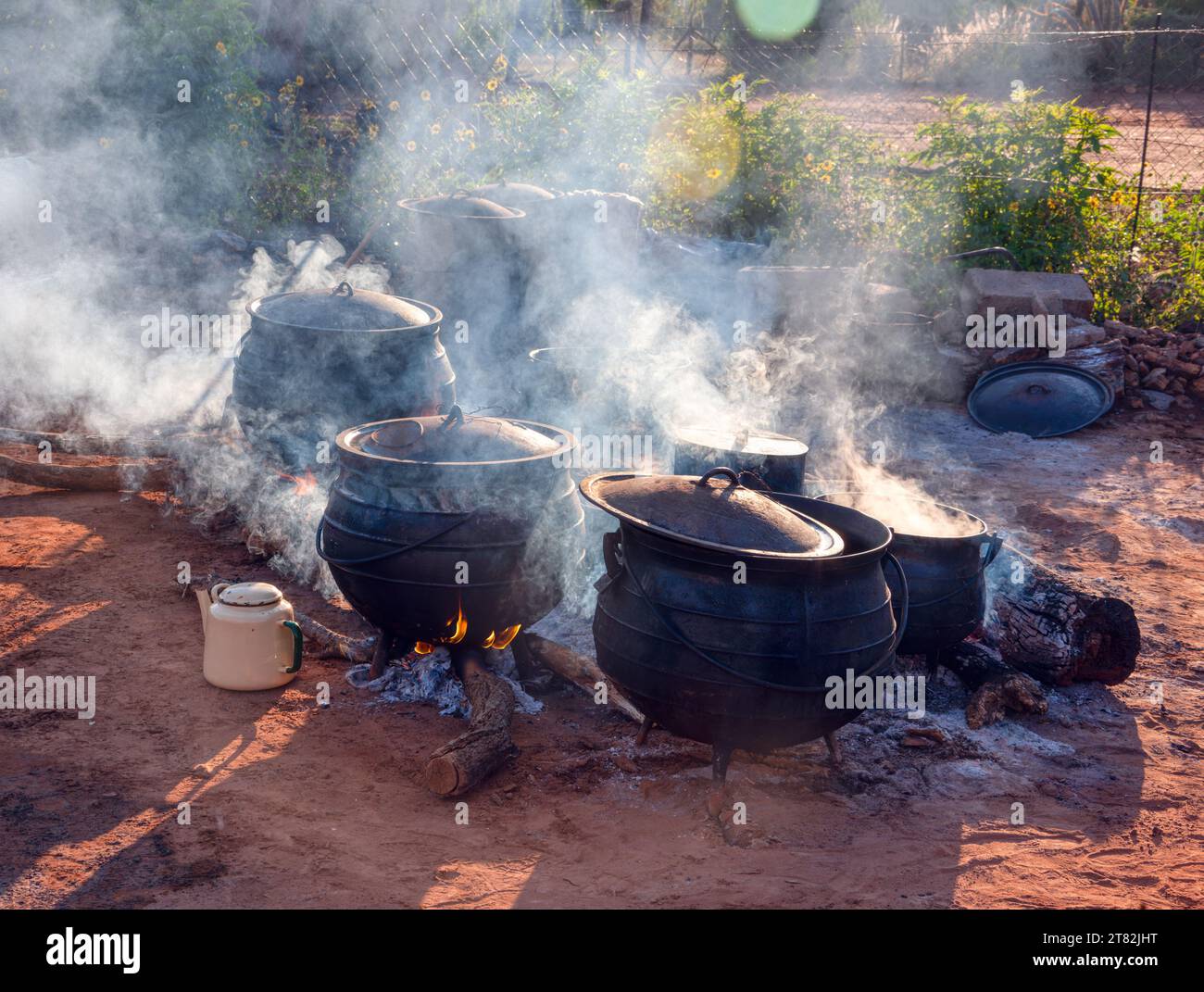 groupe de pot en fonte dans la cuisine en plein air, cuisine pour un grand événement, village africain . Banque D'Images
