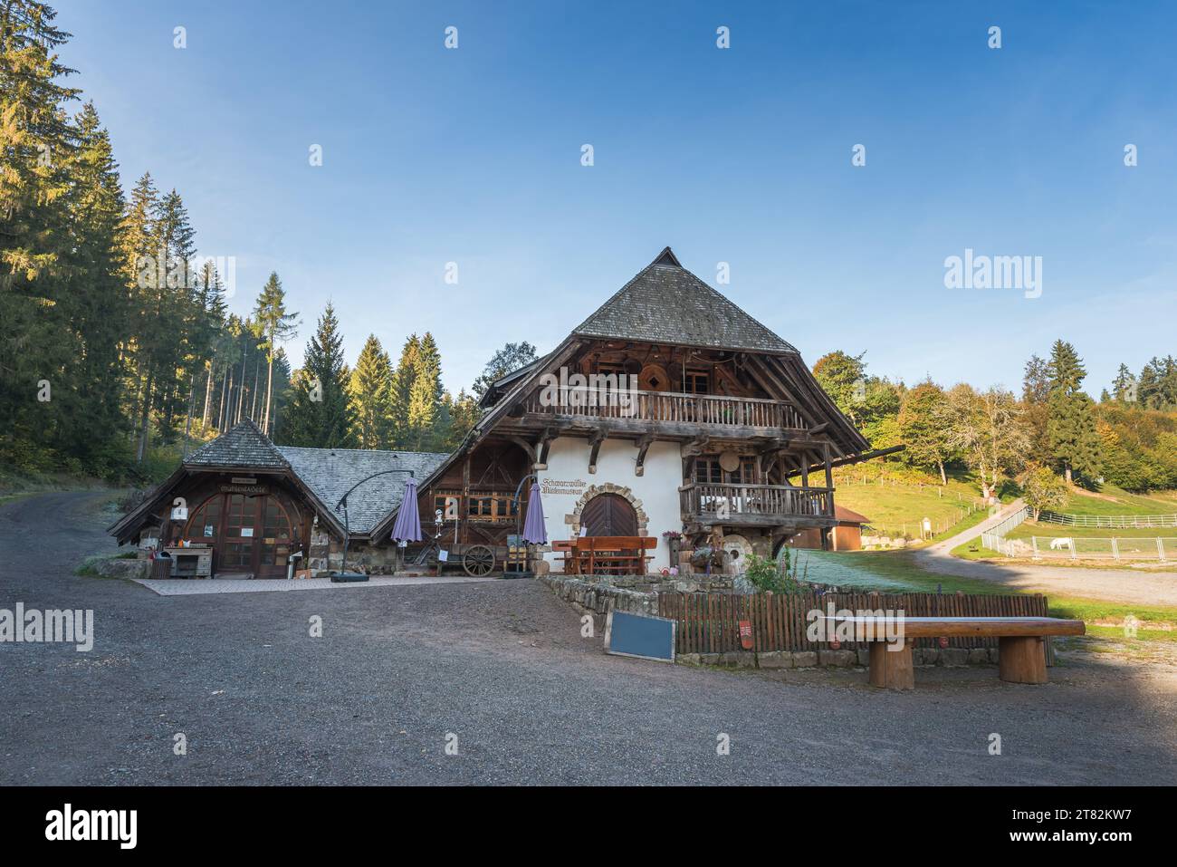 Maison traditionnelle de la Forêt-Noire dans le sud de l'Allemagne, musée du moulin au Tannenmuehle, Grafenhausen, Baden-Wuerttemberg, Allemagne Banque D'Images