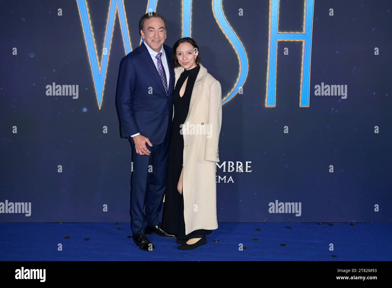 Rome, Italie. 17 novembre 2023. Peter Del Vecho (à gauche) et Jane Del Vecho (à droite) assistent au tapis bleu pour la première du film Disney Wish au Space Cinema Modreno. Crédit : SOPA Images Limited/Alamy Live News Banque D'Images