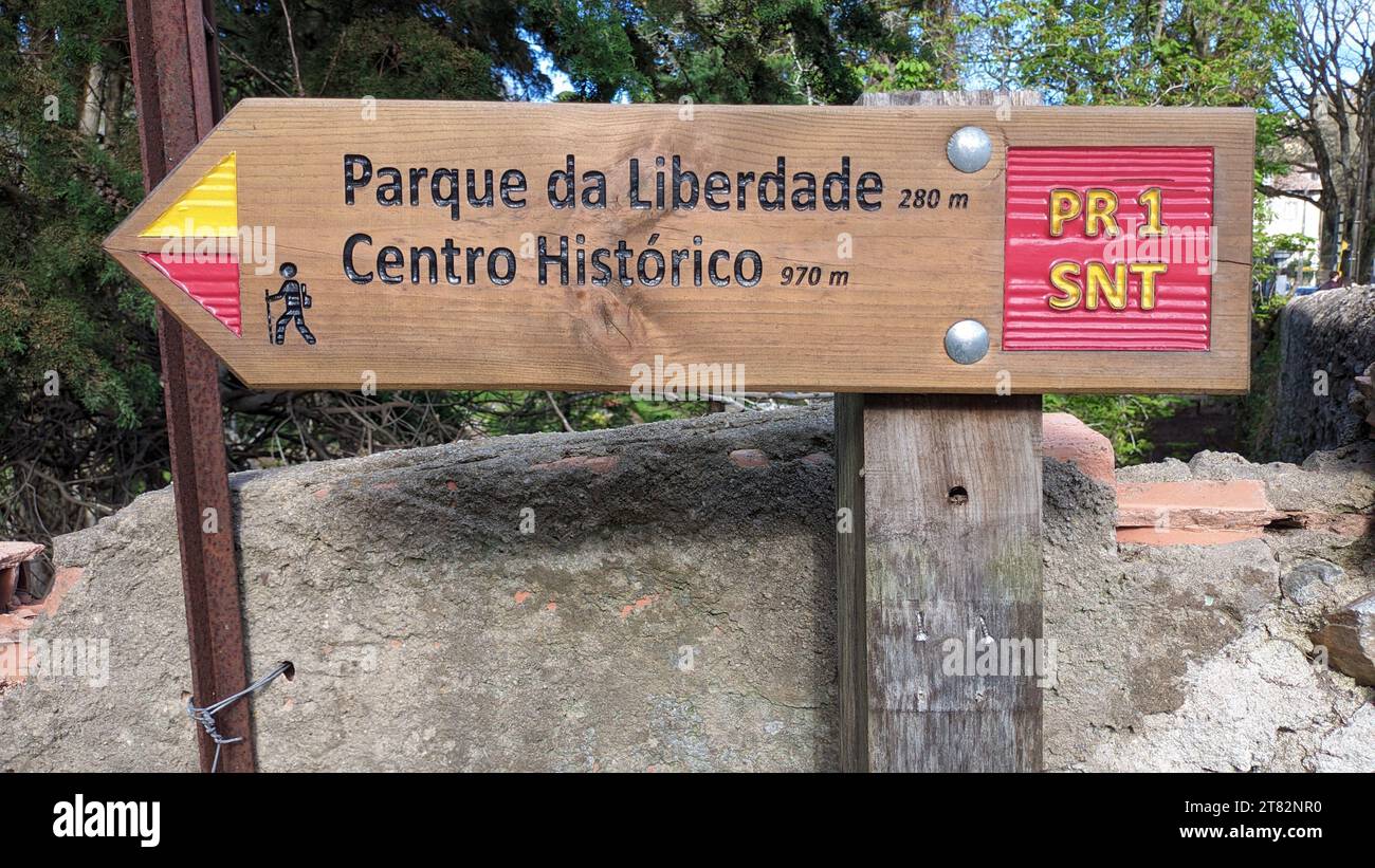 Panneau routier : un panneau pour les touristes indiquant la direction où aller au centre historique de la zone du parc à Sintra Banque D'Images