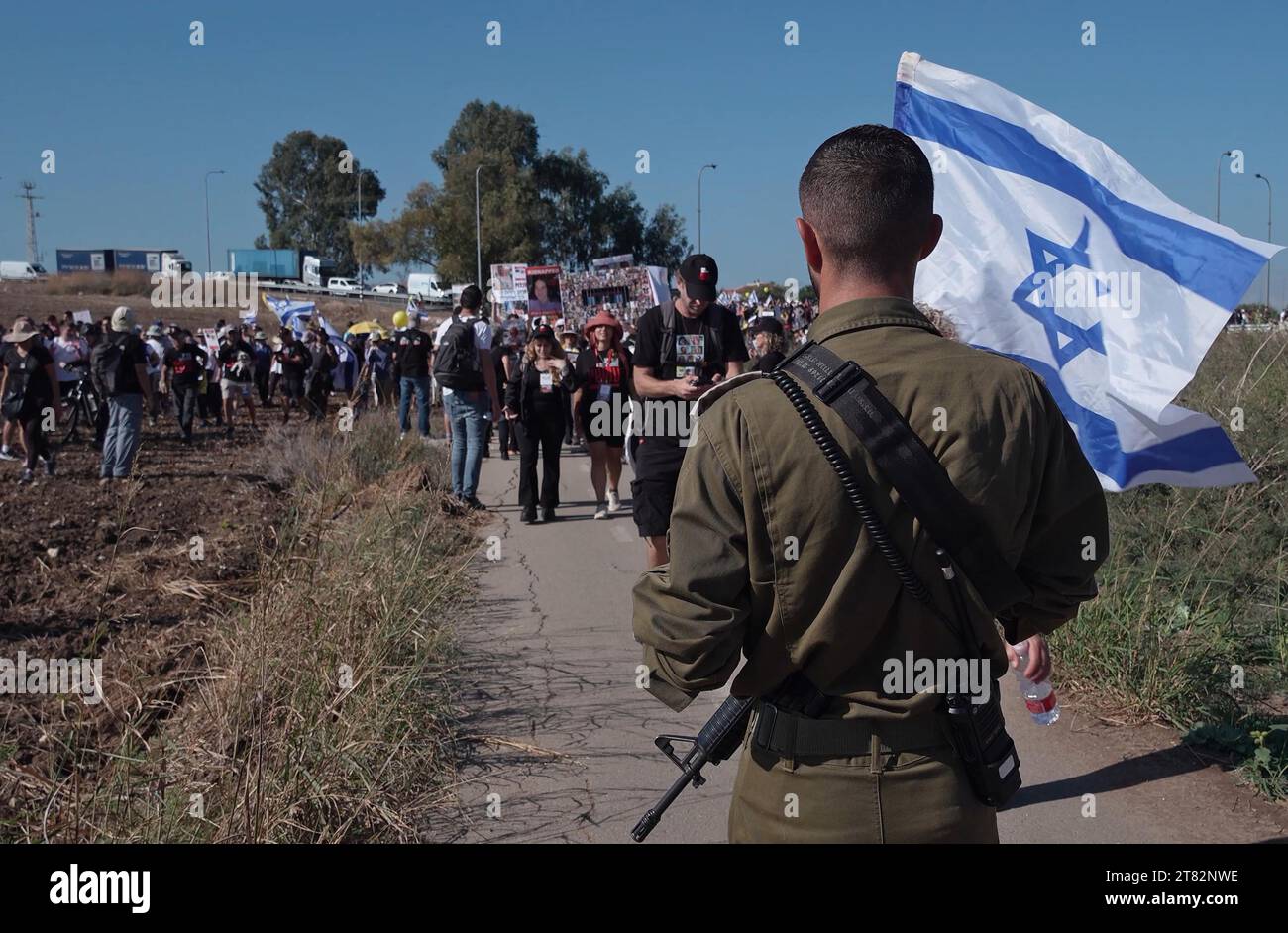 Des parents, des amis et des partisans d’otages israéliens chantent des slogans et tiennent des photos de ceux qui sont retenus en otage par le Hamas alors qu’ils marchent le troisième jour de la marche de cinq jours de tel Aviv à Jérusalem le 16 novembre 2023 à Beit Hassmonai, en Israël. Les familles et les partisans des otages pris par le Hamas lors de son attaque du 7 octobre ont commencé une marche de plusieurs jours de tel Aviv à Jérusalem, où ils manifesteront devant le bureau du Premier ministre. Selon les responsables israéliens, plus de 240 otages sont détenus par le Hamas dans la bande de Gaza. Banque D'Images Des parents, des amis et des partisans d’otages israéliens chantent des slogans et tiennent des photos de ceux qui sont retenus en otage par le Hamas alors qu’ils marchent le troisième jour de la marche de cinq jours de tel Aviv à Jérusalem le 16 novembre 2023 à Beit Hassmonai, en Israël. Les familles et les partisans des otages pris par le Hamas lors de son attaque du 7 octobre ont commencé une marche de plusieurs jours de tel Aviv à Jérusalem, où ils manifesteront devant le bureau du Premier ministre. Selon les responsables israéliens, plus de 240 otages sont détenus par le Hamas dans la bande de Gaza. Banque D'Images