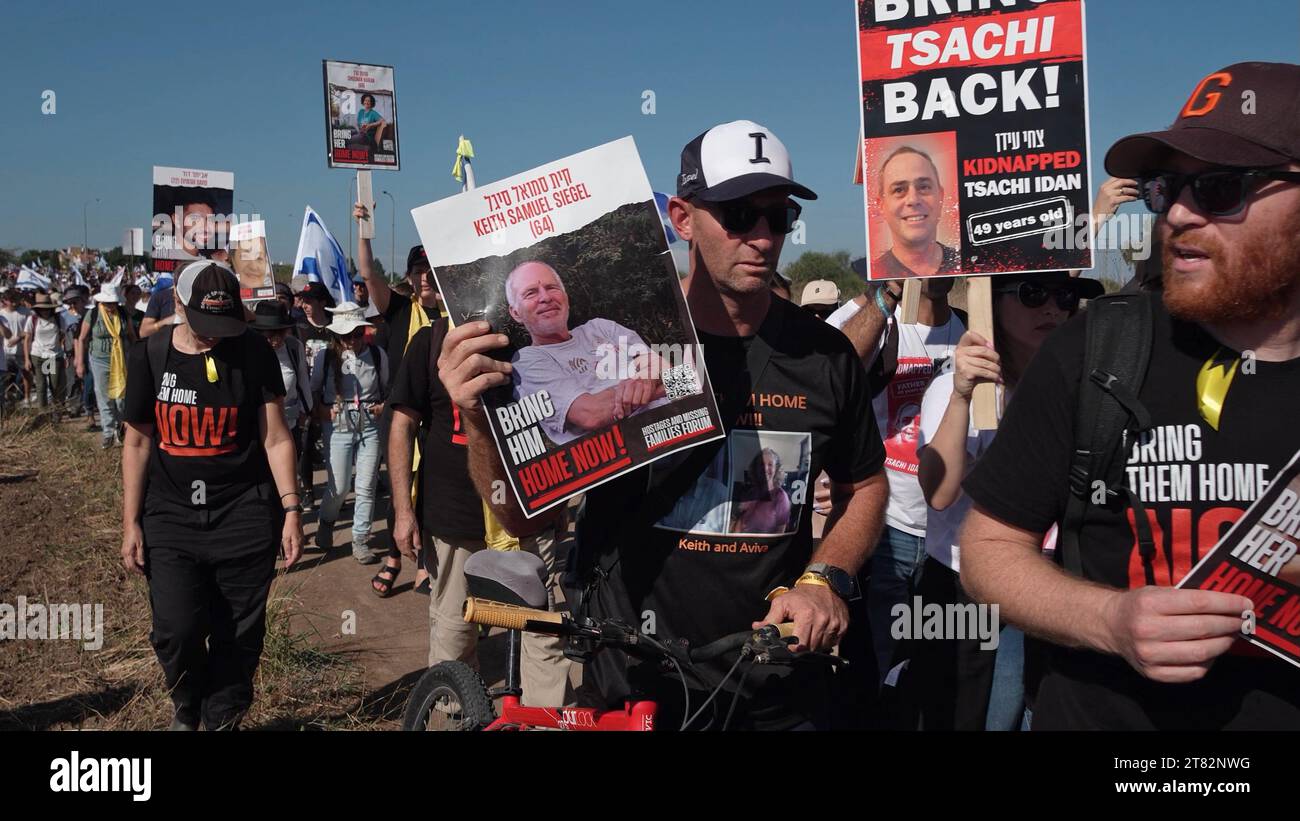 Des parents, des amis et des partisans d’otages israéliens chantent des slogans et tiennent des photos de ceux qui sont retenus en otage par le Hamas alors qu’ils marchent le troisième jour de la marche de cinq jours de tel Aviv à Jérusalem le 16 novembre 2023 à Beit Hassmonai, en Israël. Les familles et les partisans des otages pris par le Hamas lors de son attaque du 7 octobre ont commencé une marche de plusieurs jours de tel Aviv à Jérusalem, où ils manifesteront devant le bureau du Premier ministre. Selon les responsables israéliens, plus de 240 otages sont détenus par le Hamas dans la bande de Gaza. Banque D'Images Des parents, des amis et des partisans d’otages israéliens chantent des slogans et tiennent des photos de ceux qui sont retenus en otage par le Hamas alors qu’ils marchent le troisième jour de la marche de cinq jours de tel Aviv à Jérusalem le 16 novembre 2023 à Beit Hassmonai, en Israël. Les familles et les partisans des otages pris par le Hamas lors de son attaque du 7 octobre ont commencé une marche de plusieurs jours de tel Aviv à Jérusalem, où ils manifesteront devant le bureau du Premier ministre. Selon les responsables israéliens, plus de 240 otages sont détenus par le Hamas dans la bande de Gaza. Banque D'Images