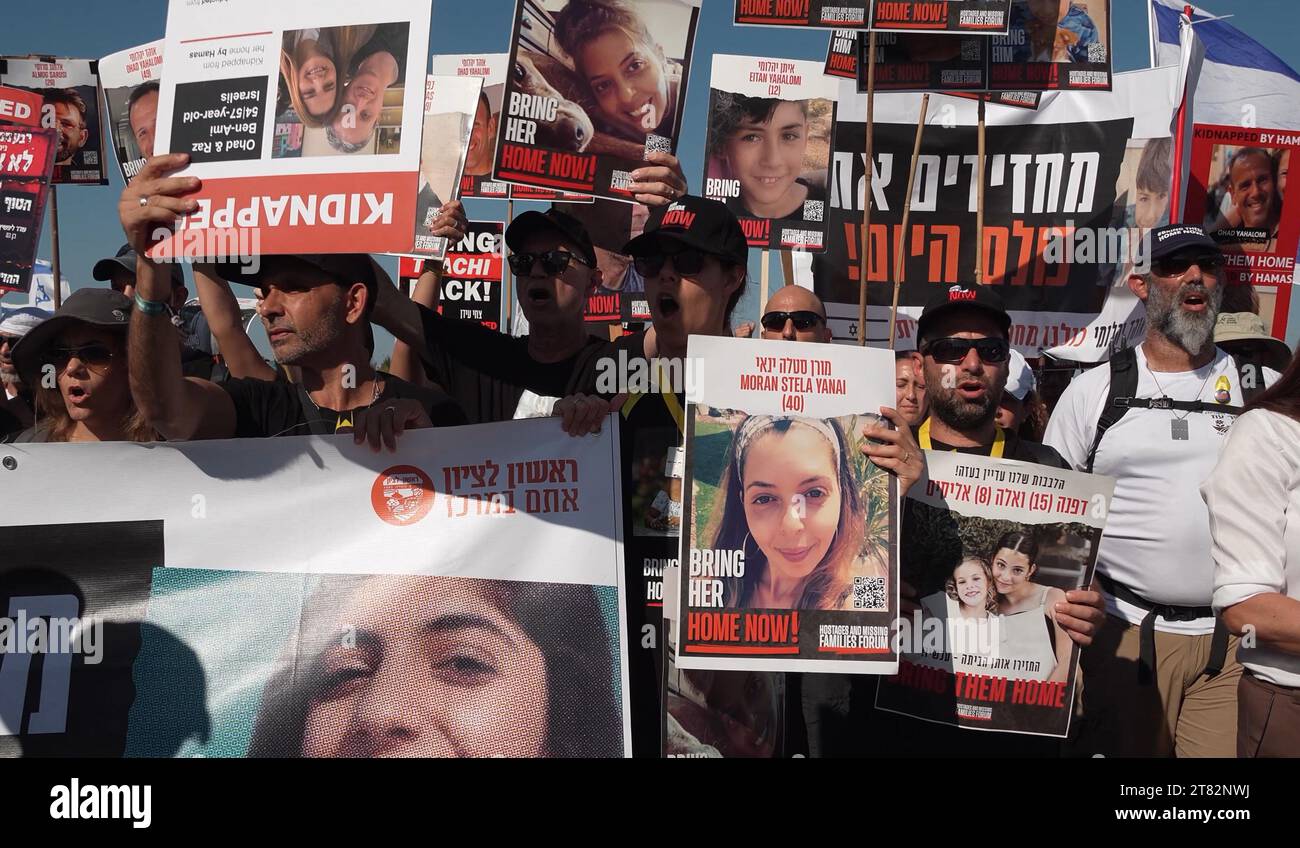 Des parents, des amis et des partisans d’otages israéliens chantent des slogans et tiennent des photos de ceux qui sont retenus en otage par le Hamas alors qu’ils marchent le troisième jour de la marche de cinq jours de tel Aviv à Jérusalem le 16 novembre 2023 à Beit Hassmonai, en Israël. Les familles et les partisans des otages pris par le Hamas lors de son attaque du 7 octobre ont commencé une marche de plusieurs jours de tel Aviv à Jérusalem, où ils manifesteront devant le bureau du Premier ministre. Selon les responsables israéliens, plus de 240 otages sont détenus par le Hamas dans la bande de Gaza. Banque D'Images Des parents, des amis et des partisans d’otages israéliens chantent des slogans et tiennent des photos de ceux qui sont retenus en otage par le Hamas alors qu’ils marchent le troisième jour de la marche de cinq jours de tel Aviv à Jérusalem le 16 novembre 2023 à Beit Hassmonai, en Israël. Les familles et les partisans des otages pris par le Hamas lors de son attaque du 7 octobre ont commencé une marche de plusieurs jours de tel Aviv à Jérusalem, où ils manifesteront devant le bureau du Premier ministre. Selon les responsables israéliens, plus de 240 otages sont détenus par le Hamas dans la bande de Gaza. Banque D'Images