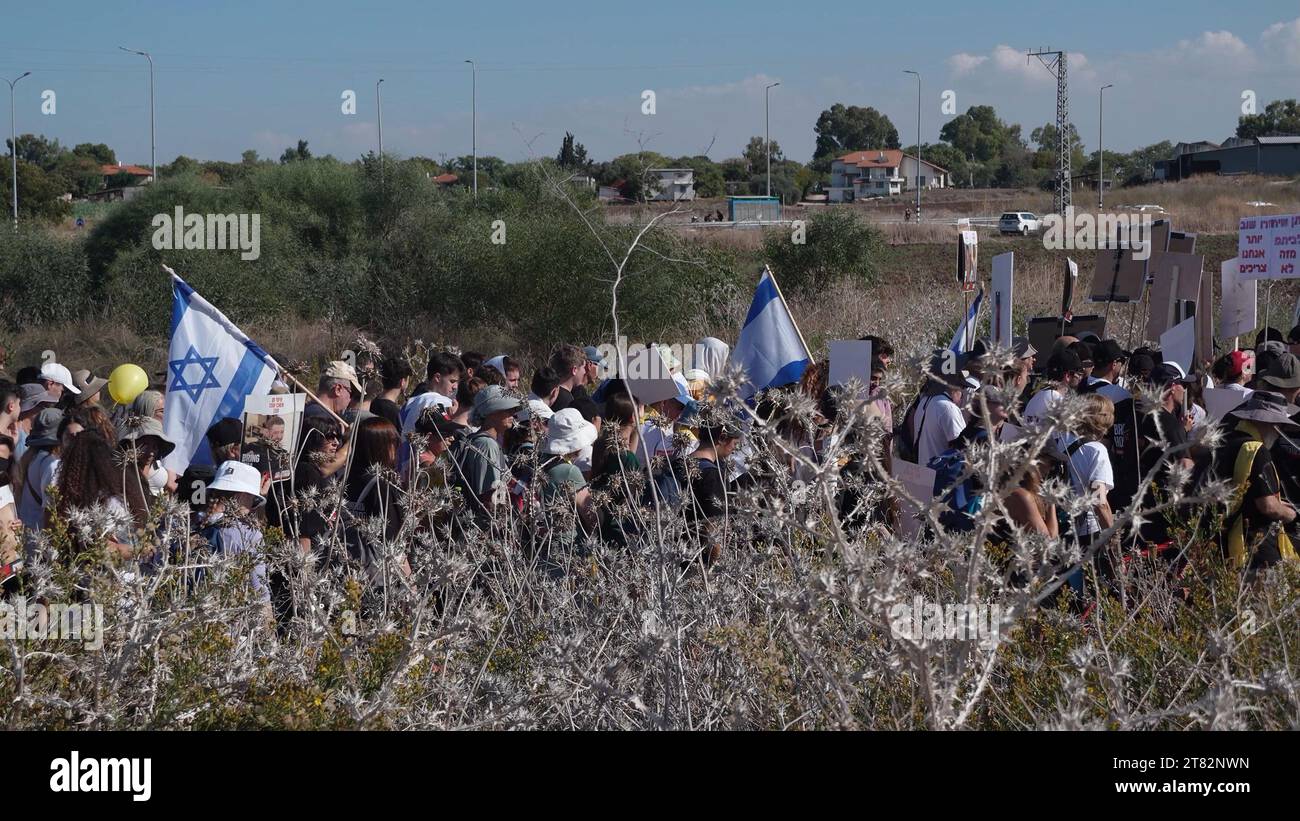 Des parents, des amis et des partisans d’otages israéliens chantent des slogans et tiennent des photos de ceux qui sont retenus en otage par le Hamas alors qu’ils marchent le troisième jour de la marche de cinq jours de tel Aviv à Jérusalem le 16 novembre 2023 à Beit Hassmonai, en Israël. Les familles et les partisans des otages pris par le Hamas lors de son attaque du 7 octobre ont commencé une marche de plusieurs jours de tel Aviv à Jérusalem, où ils manifesteront devant le bureau du Premier ministre. Selon les responsables israéliens, plus de 240 otages sont détenus par le Hamas dans la bande de Gaza. Banque D'Images Des parents, des amis et des partisans d’otages israéliens chantent des slogans et tiennent des photos de ceux qui sont retenus en otage par le Hamas alors qu’ils marchent le troisième jour de la marche de cinq jours de tel Aviv à Jérusalem le 16 novembre 2023 à Beit Hassmonai, en Israël. Les familles et les partisans des otages pris par le Hamas lors de son attaque du 7 octobre ont commencé une marche de plusieurs jours de tel Aviv à Jérusalem, où ils manifesteront devant le bureau du Premier ministre. Selon les responsables israéliens, plus de 240 otages sont détenus par le Hamas dans la bande de Gaza. Banque D'Images