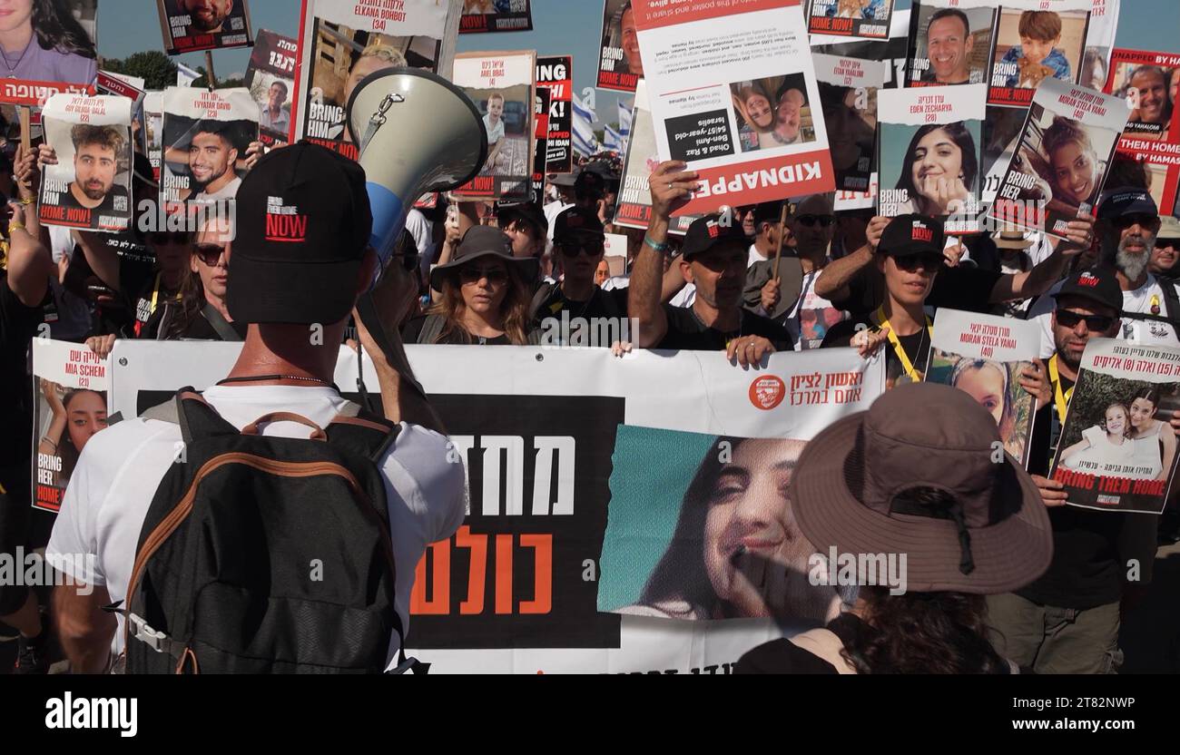 Des parents, des amis et des partisans d’otages israéliens chantent des slogans et tiennent des photos de ceux qui sont retenus en otage par le Hamas alors qu’ils marchent le troisième jour de la marche de cinq jours de tel Aviv à Jérusalem le 16 novembre 2023 à Beit Hassmonai, en Israël. Les familles et les partisans des otages pris par le Hamas lors de son attaque du 7 octobre ont commencé une marche de plusieurs jours de tel Aviv à Jérusalem, où ils manifesteront devant le bureau du Premier ministre. Selon les responsables israéliens, plus de 240 otages sont détenus par le Hamas dans la bande de Gaza. Banque D'Images Des parents, des amis et des partisans d’otages israéliens chantent des slogans et tiennent des photos de ceux qui sont retenus en otage par le Hamas alors qu’ils marchent le troisième jour de la marche de cinq jours de tel Aviv à Jérusalem le 16 novembre 2023 à Beit Hassmonai, en Israël. Les familles et les partisans des otages pris par le Hamas lors de son attaque du 7 octobre ont commencé une marche de plusieurs jours de tel Aviv à Jérusalem, où ils manifesteront devant le bureau du Premier ministre. Selon les responsables israéliens, plus de 240 otages sont détenus par le Hamas dans la bande de Gaza. Banque D'Images