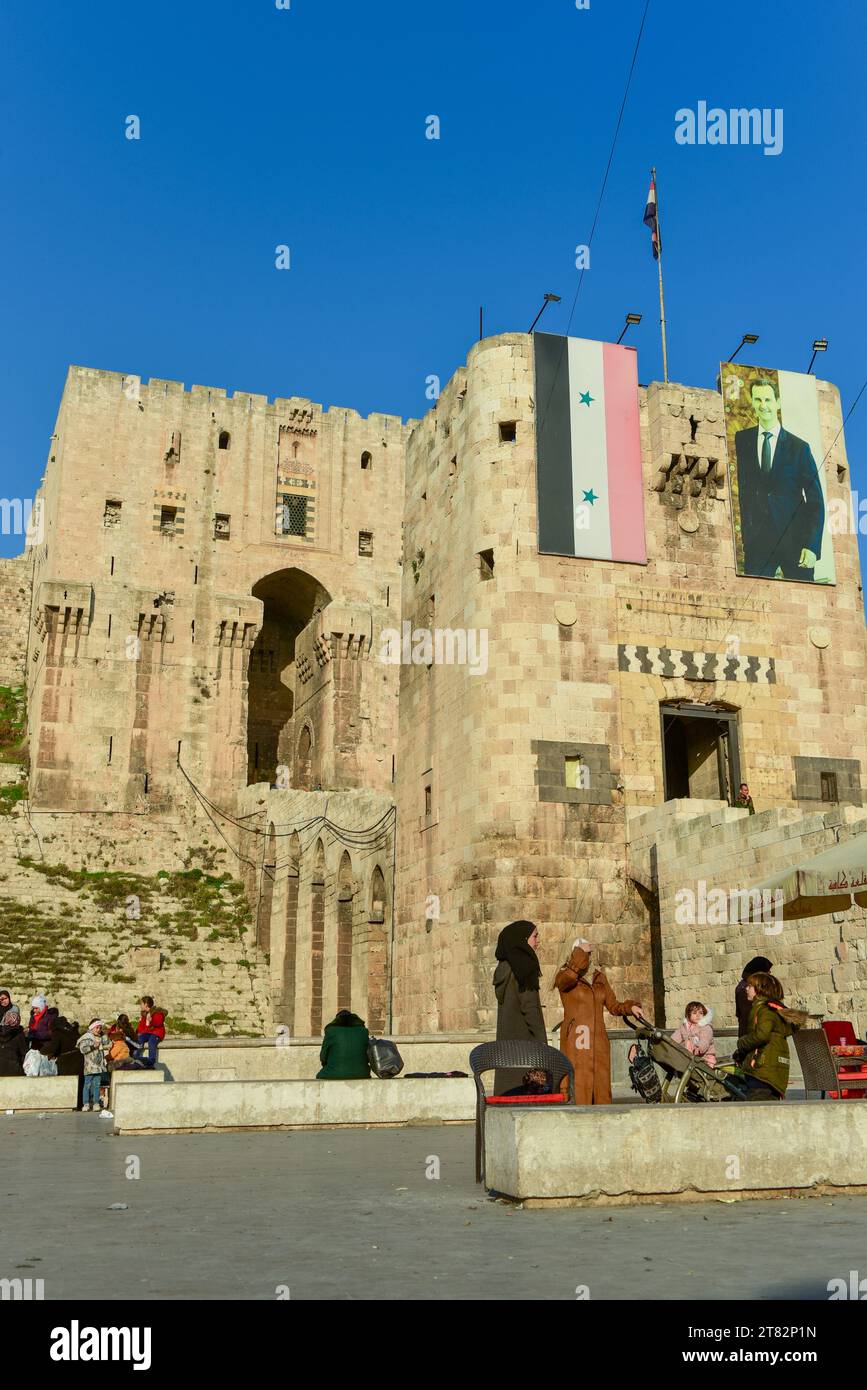 Drapeau syrien et photo de Bachar el-Assad sur la porte principale de la Citadelle d'Alep, l'un des plus anciens et des plus grands châteaux du monde Banque D'Images