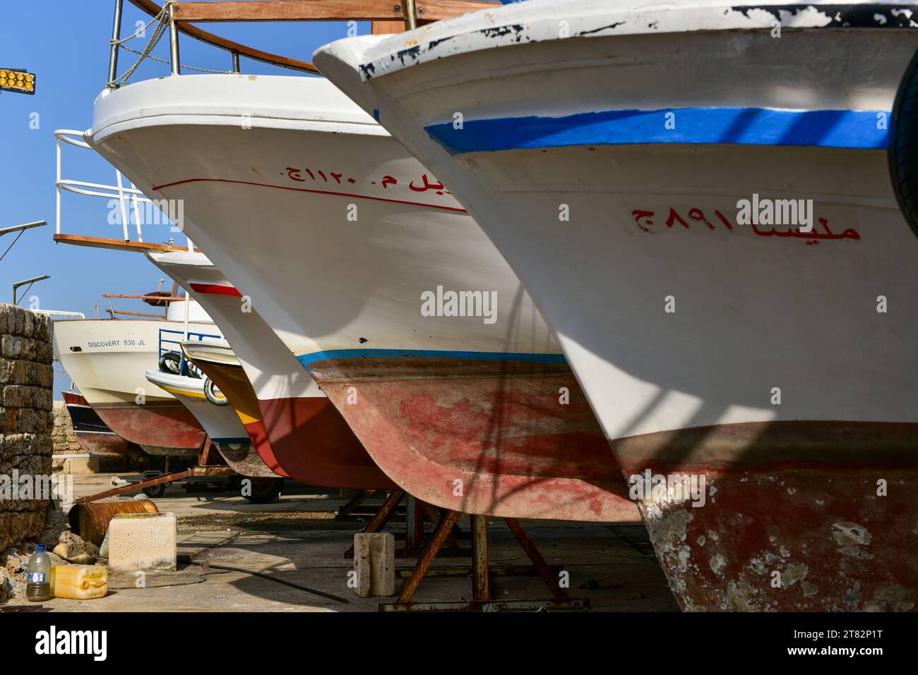 Bateaux de pêche amarrés au port de Byblos, une nouvelle couche de peinture vous attend. Le port date de 3000 av. J.-C., considéré comme le plus ancien du monde. Décembre 2022, Liban. Banque D'Images