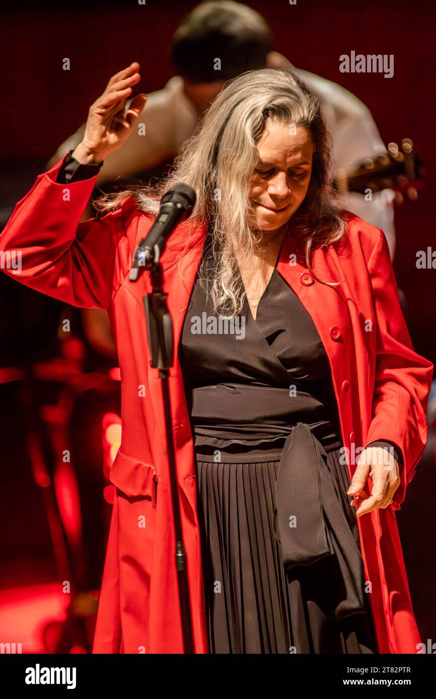 Milan Italie. 17 novembre 2023. L'auteur-compositeur-interprète américain NATALIE MERCHANT se produit en direct sur scène au Teatro Dal Verme lors de la tournée « Keep Your courage Tour ». Banque D'Images